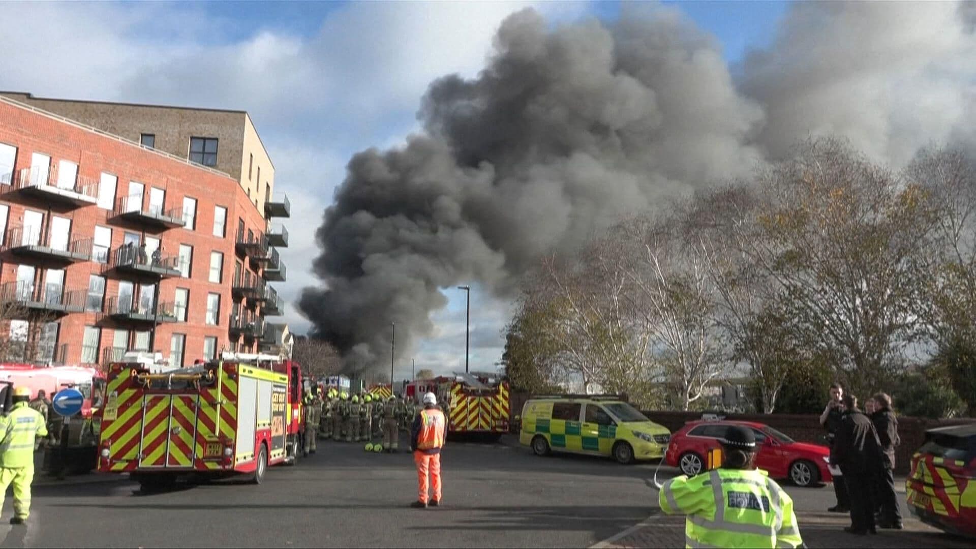 Incendio en Almacén Industrial de Londres Desata Explosiones por Fuegos Artificiales
