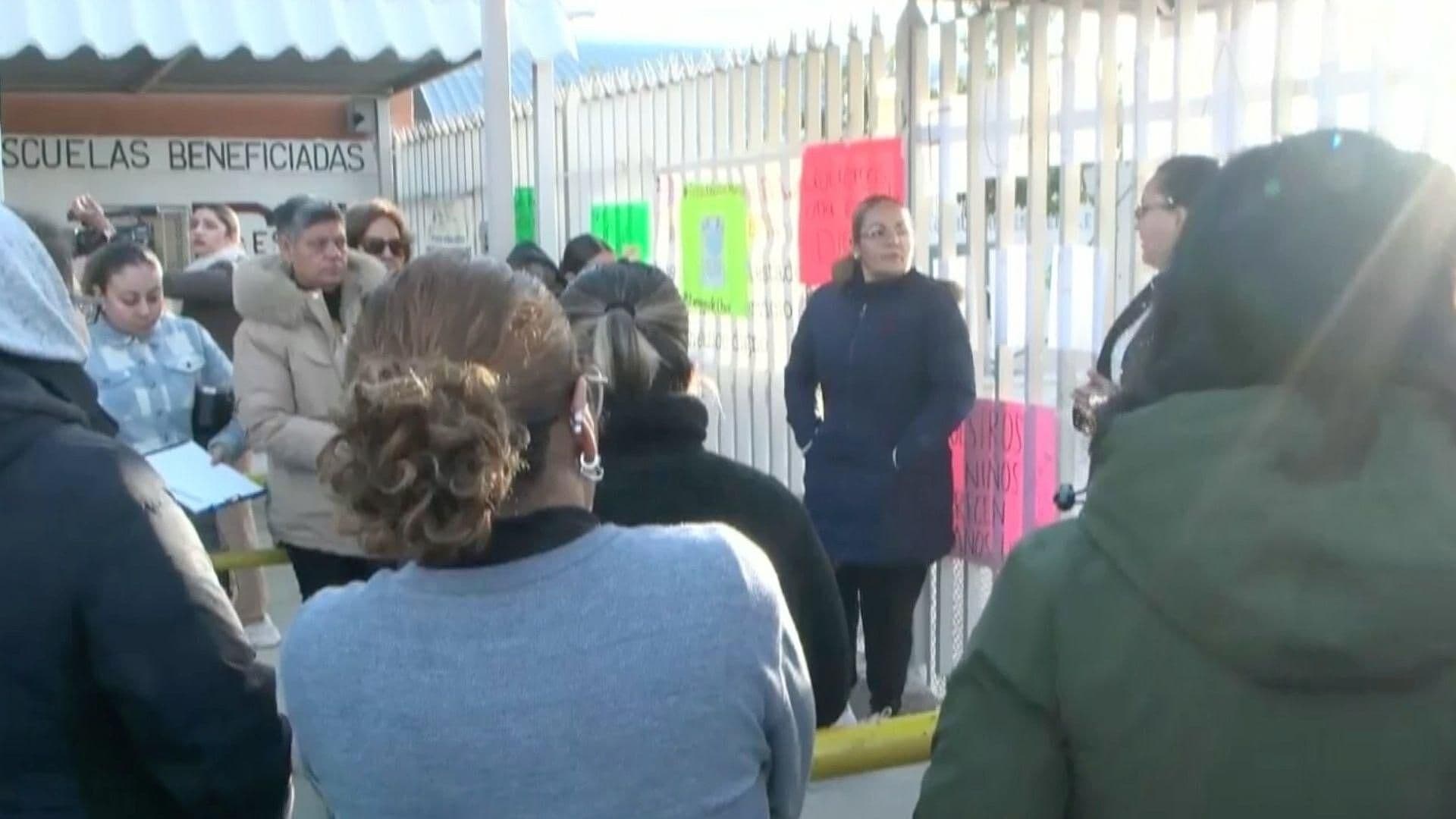 Padres Toman Primaria Jesús Reyes Heroles en Chihuahua; Exigen Destitución del Director