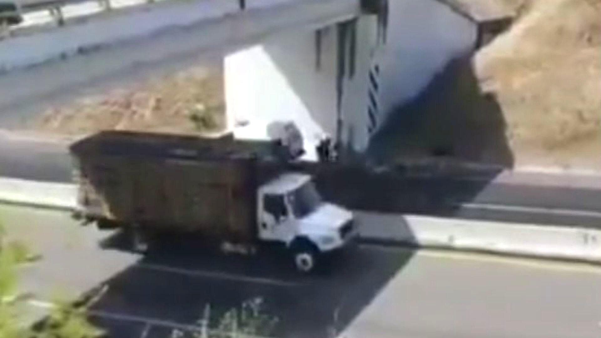 Hallan Tres Cuerpos en Autopista del Sol, Guerrero; Estaban Envueltos en Costales