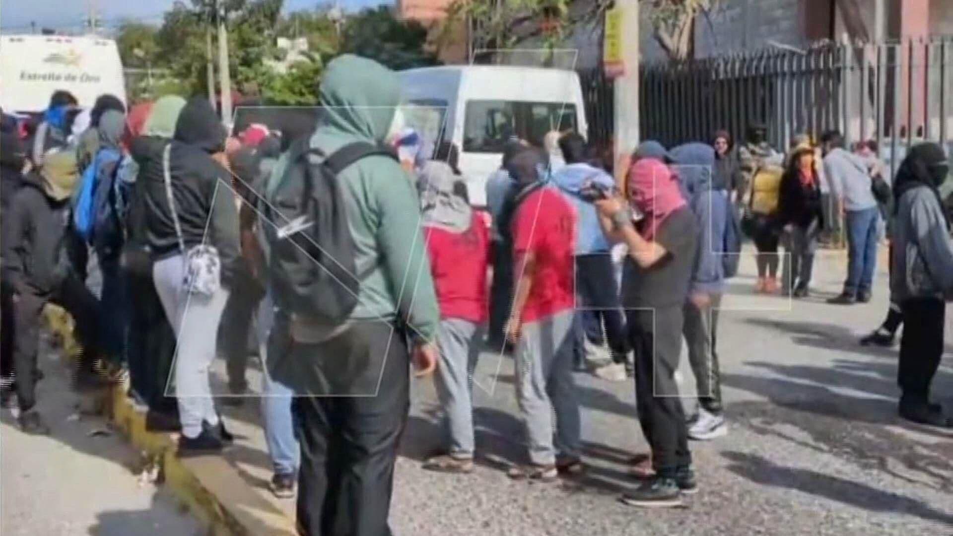 Normalistas de Ayotzinapa Protestan Frente al Congreso Estatal de Guerrero