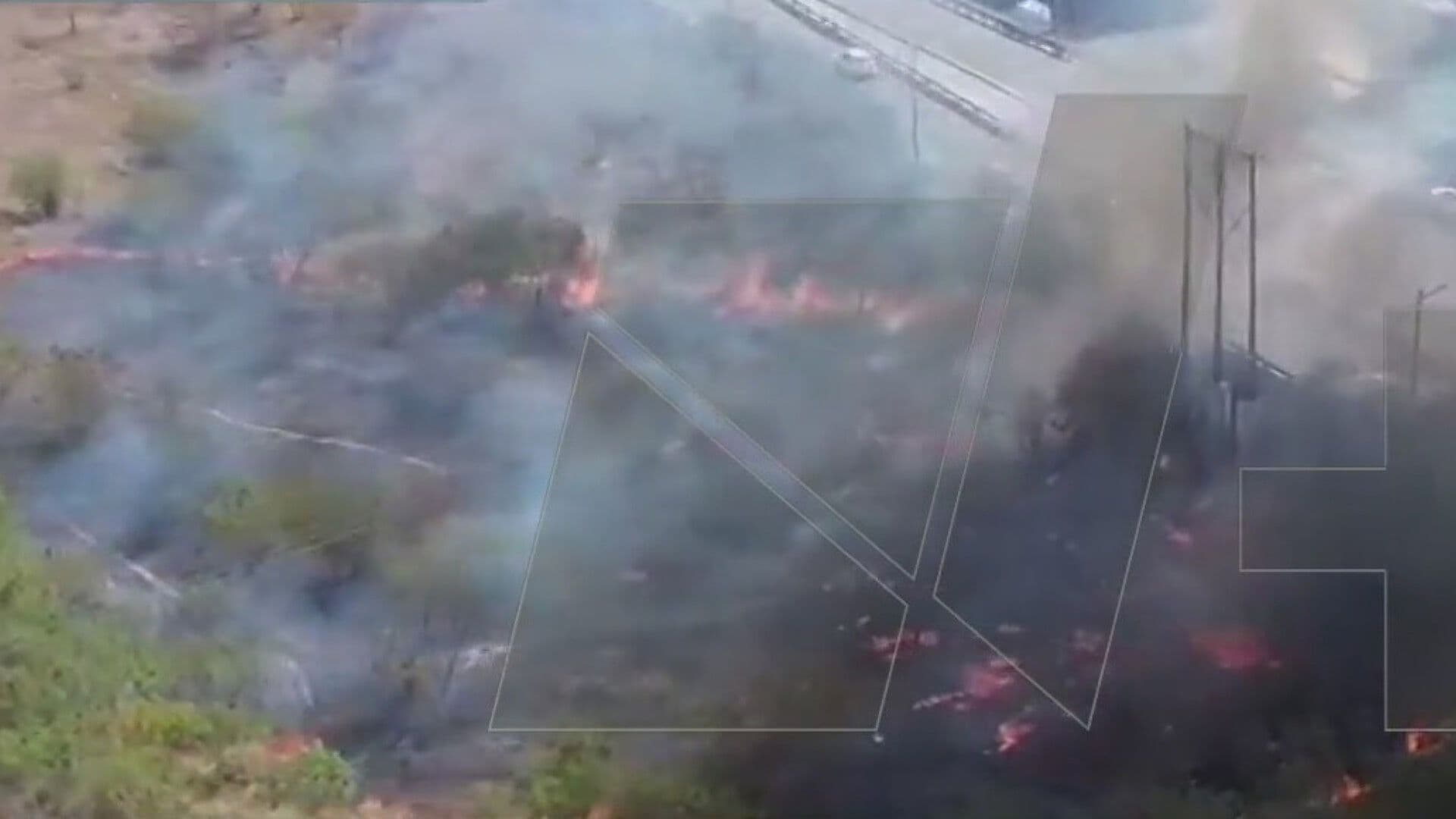 Movilización por Incendio en el Río Santa Catarina en Avenida Constitución y Cuahutémoc en Mty