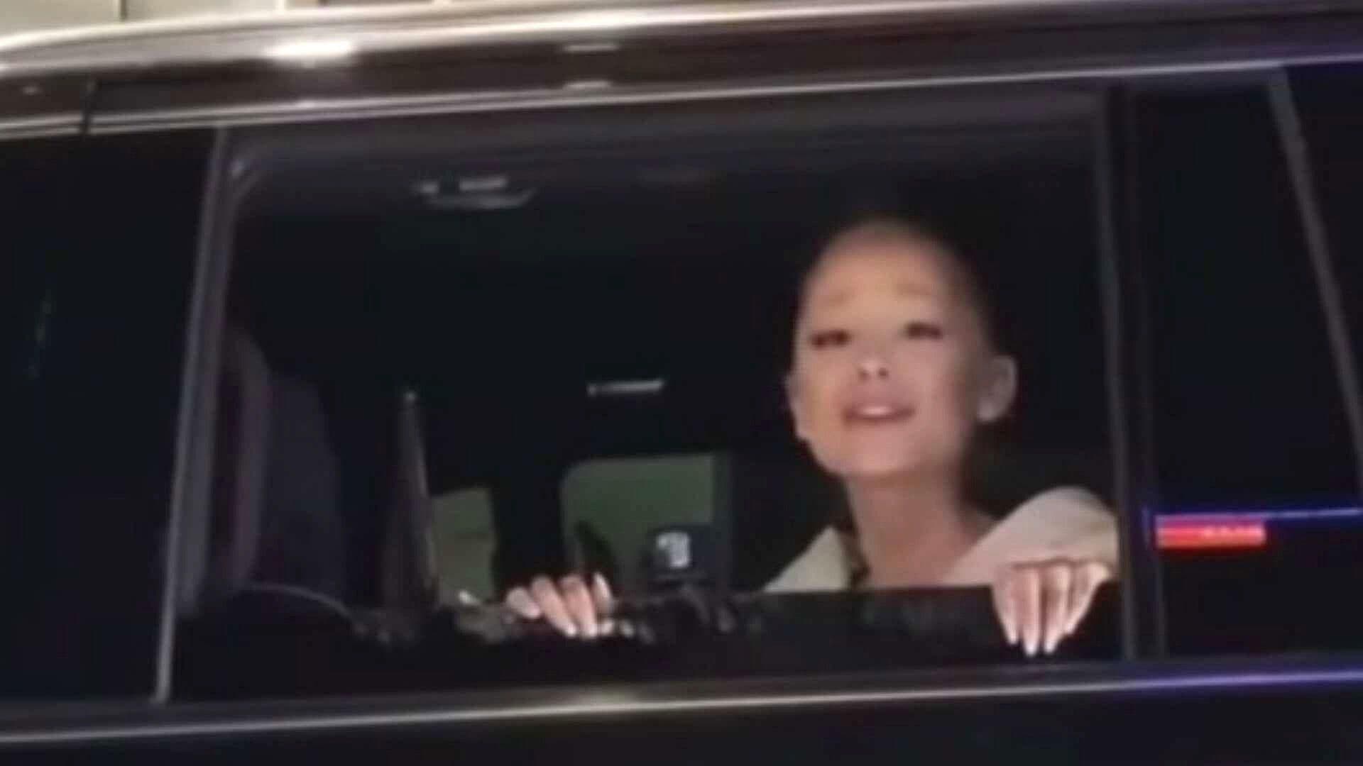 VIDEO: Ariana Grande Sorprende a Fan que Cantaba en su Coche