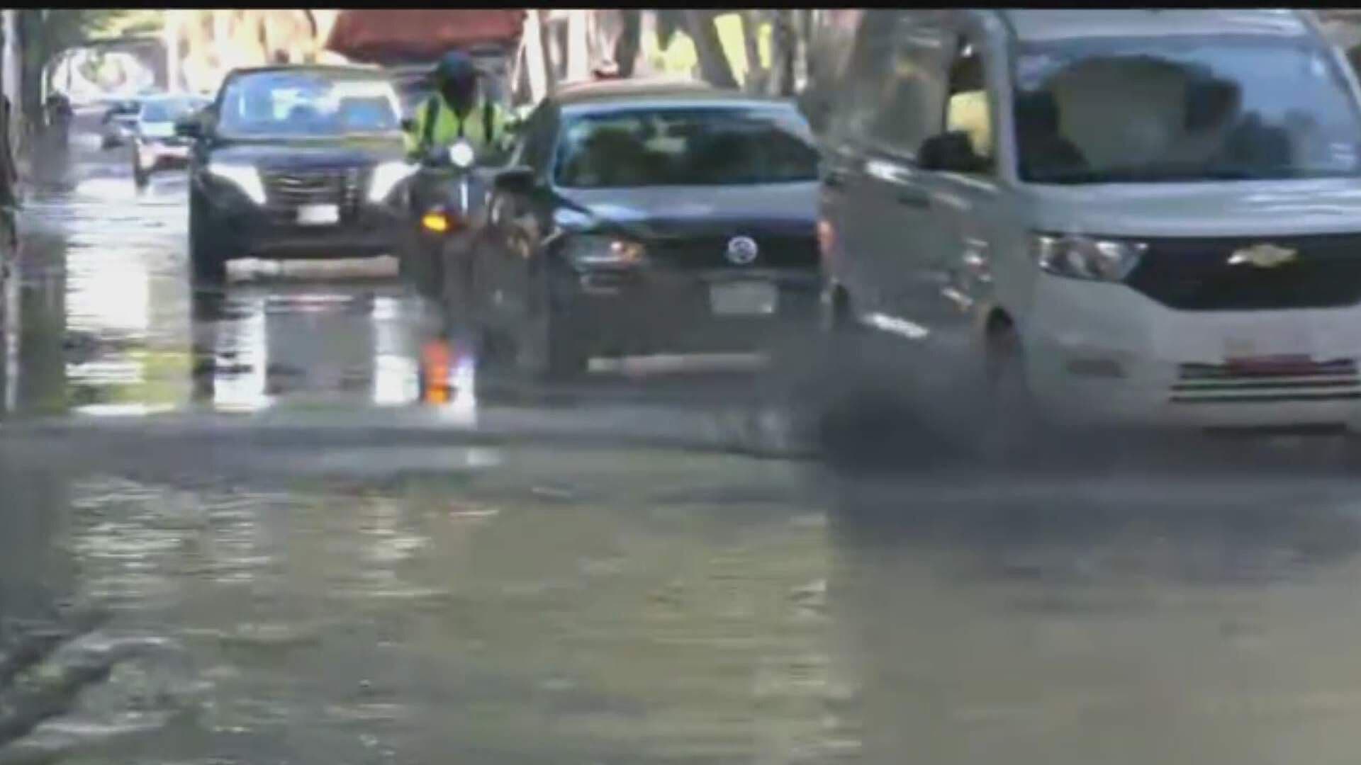 Fuga de Agua Abarca Dos Carriles de Río Churubusco en Coyoacán