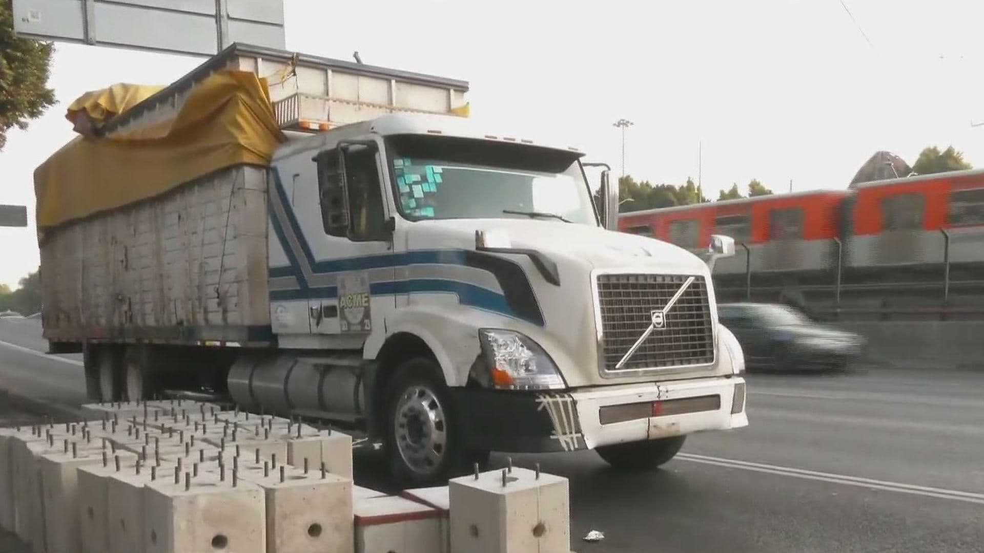 Tráiler Impacta Puente y Derrama Huevos en Viaducto y Tlalpan, en la CDMX