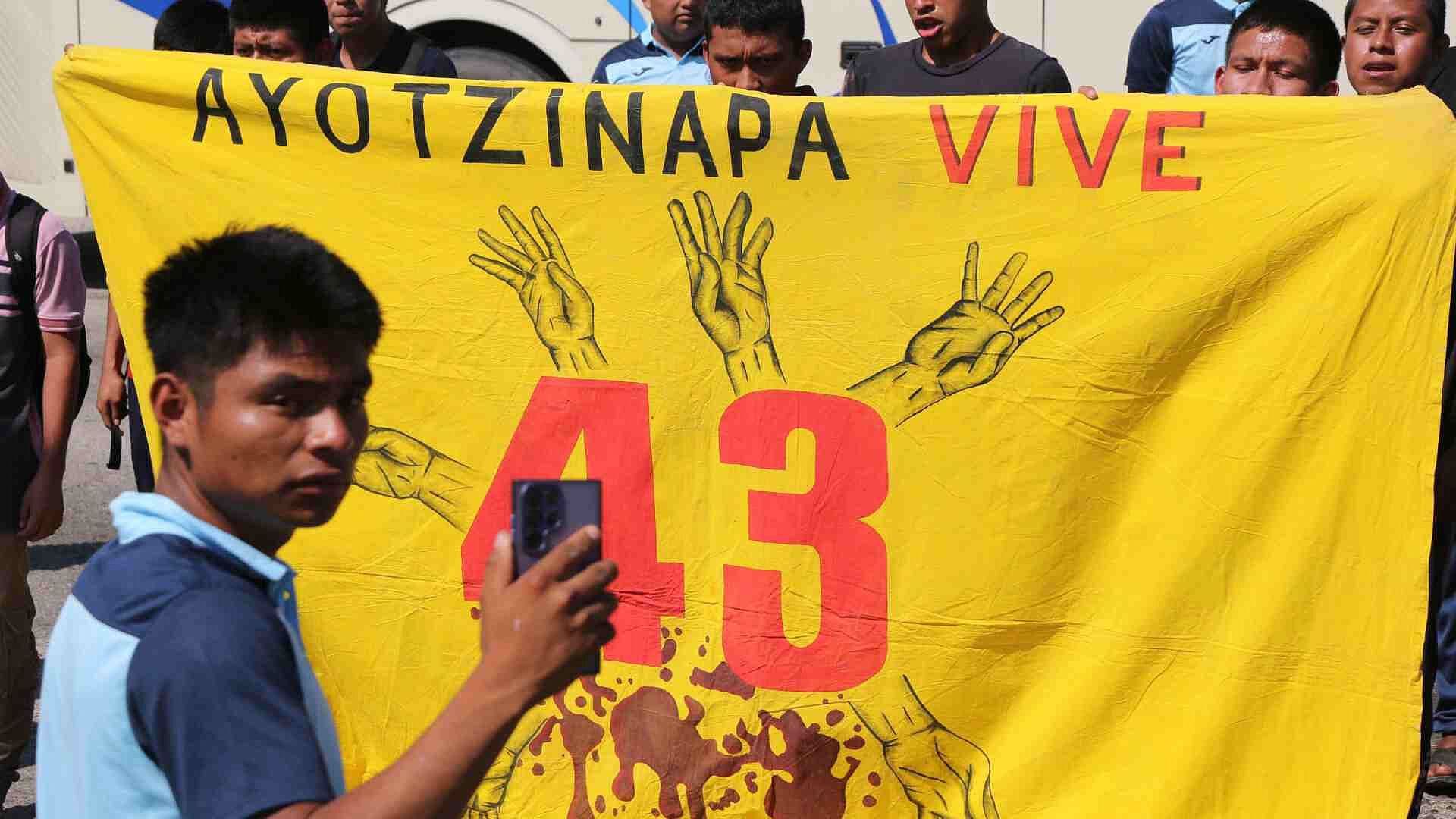 Normalistas Exigen Justicia por los 43 Desde el Antimonumento de Ayotzinapa