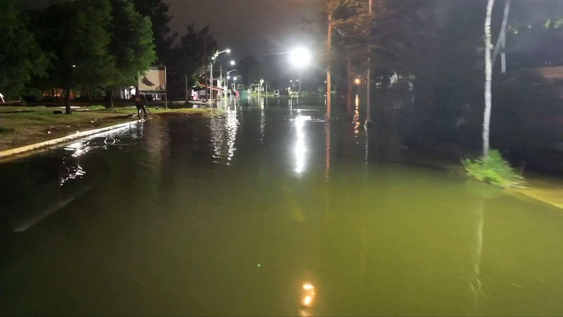 Así se Ve la Inundación de Estacionamiento de la Pista de Canotaje de Cuemanco en Xochimilco