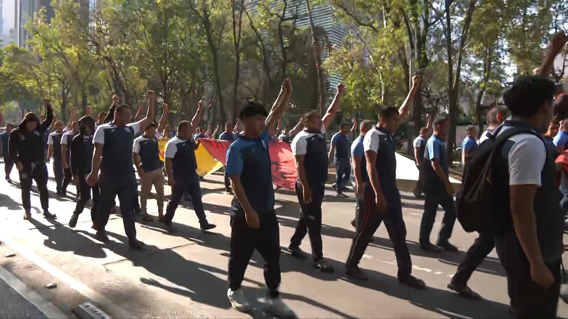 Ayotzinapa: Marchan en Reforma para Exigir Justicia por Desaparición de los 43 Estudiantes