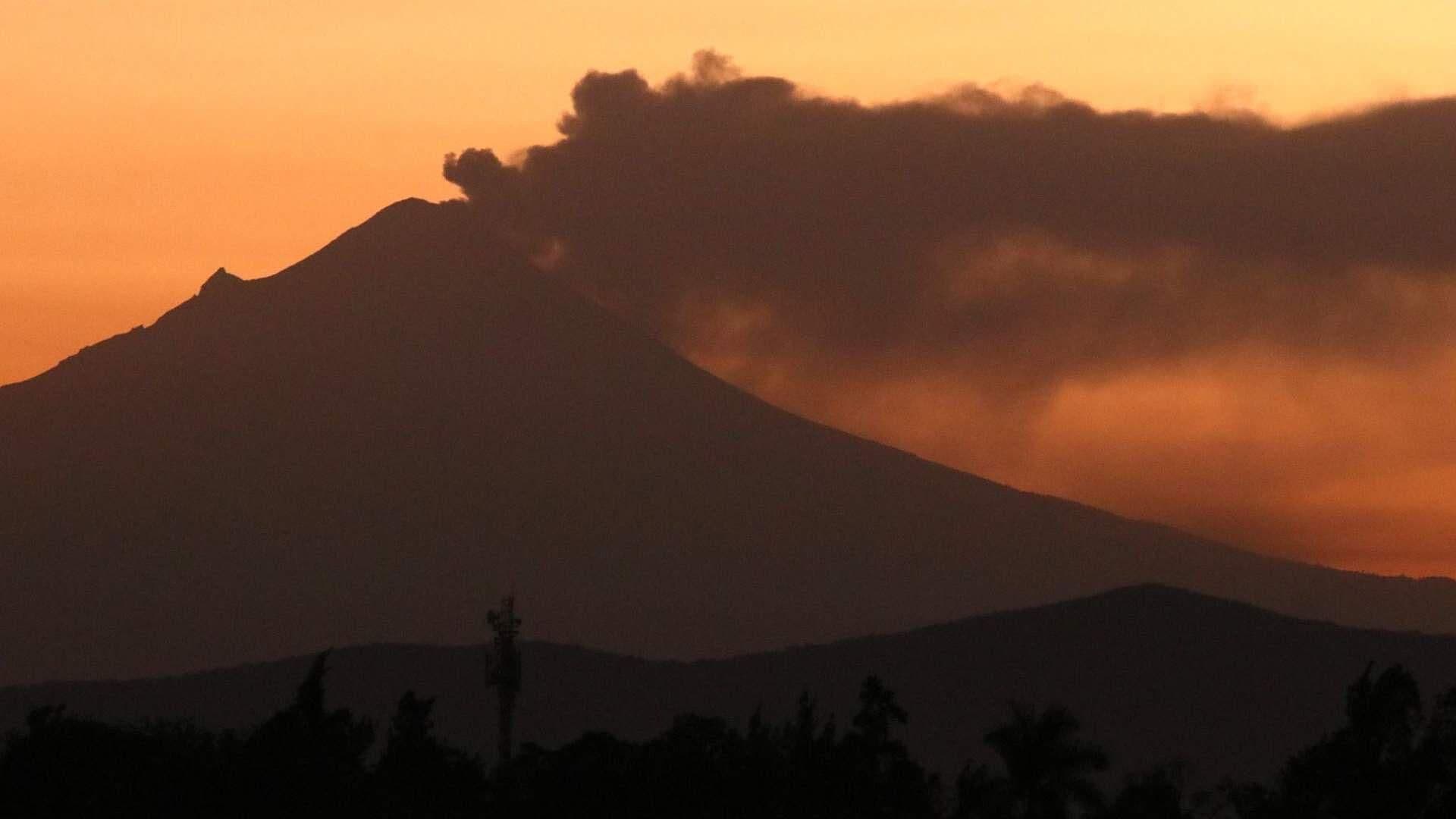 Fumarolas de "Don Goyo" Causa Estragos en Operación del AICM