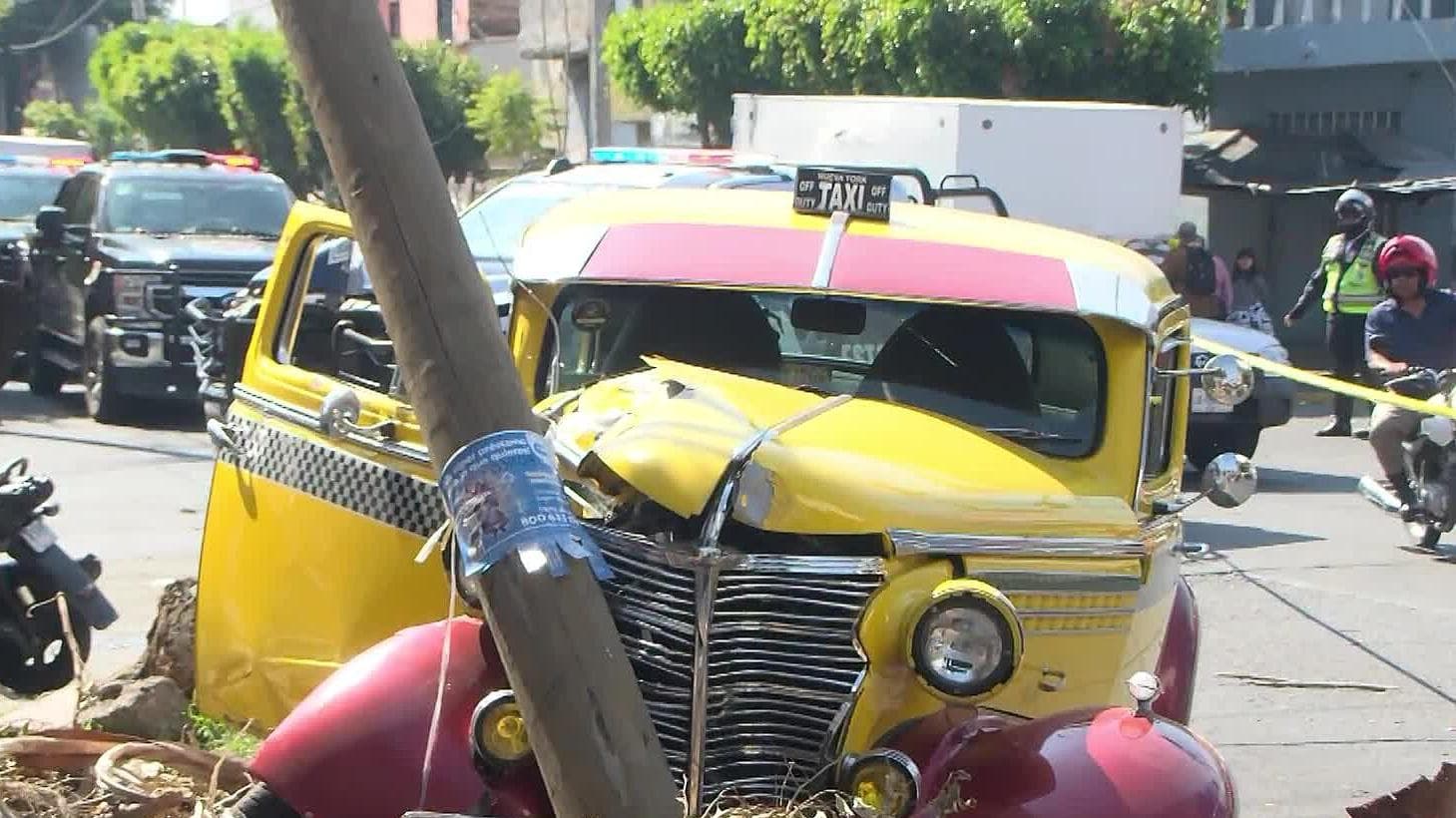 Auto de Colección y Patrulla Estatal Chocan en Belisario Domínguez en Guadalajara