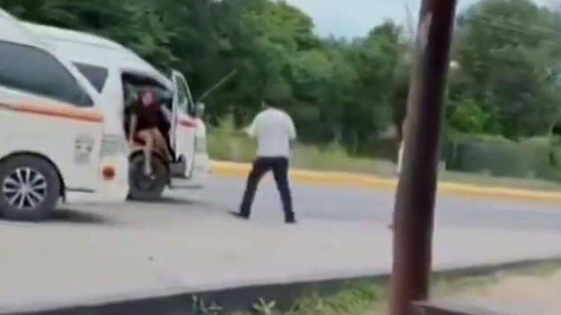 VIDEO: Taxistas Pelean en Plena Carretera Tulum–Playa del Carmen y Pasajeros Sienten Tensión