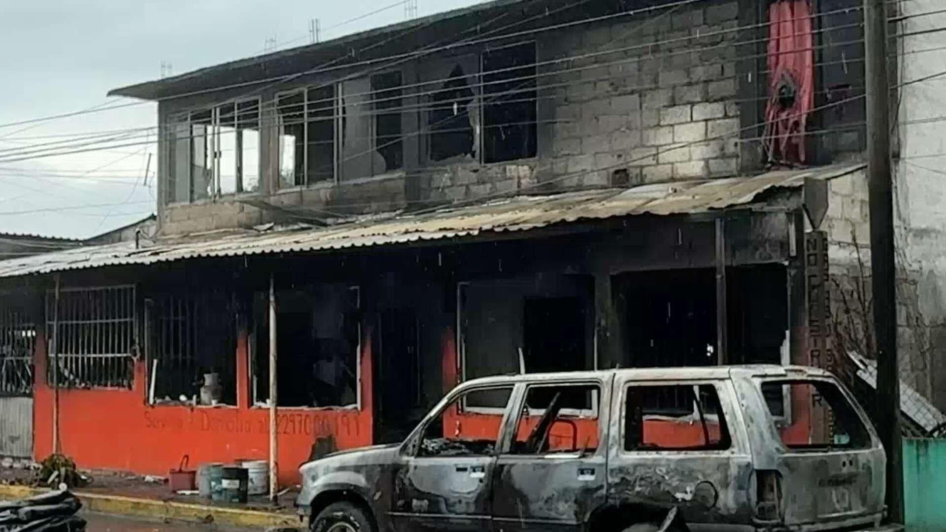 Fuerte Incendio Consumió una Casa, Dos Negocios y Autos en Paso del Toro, Veracruz