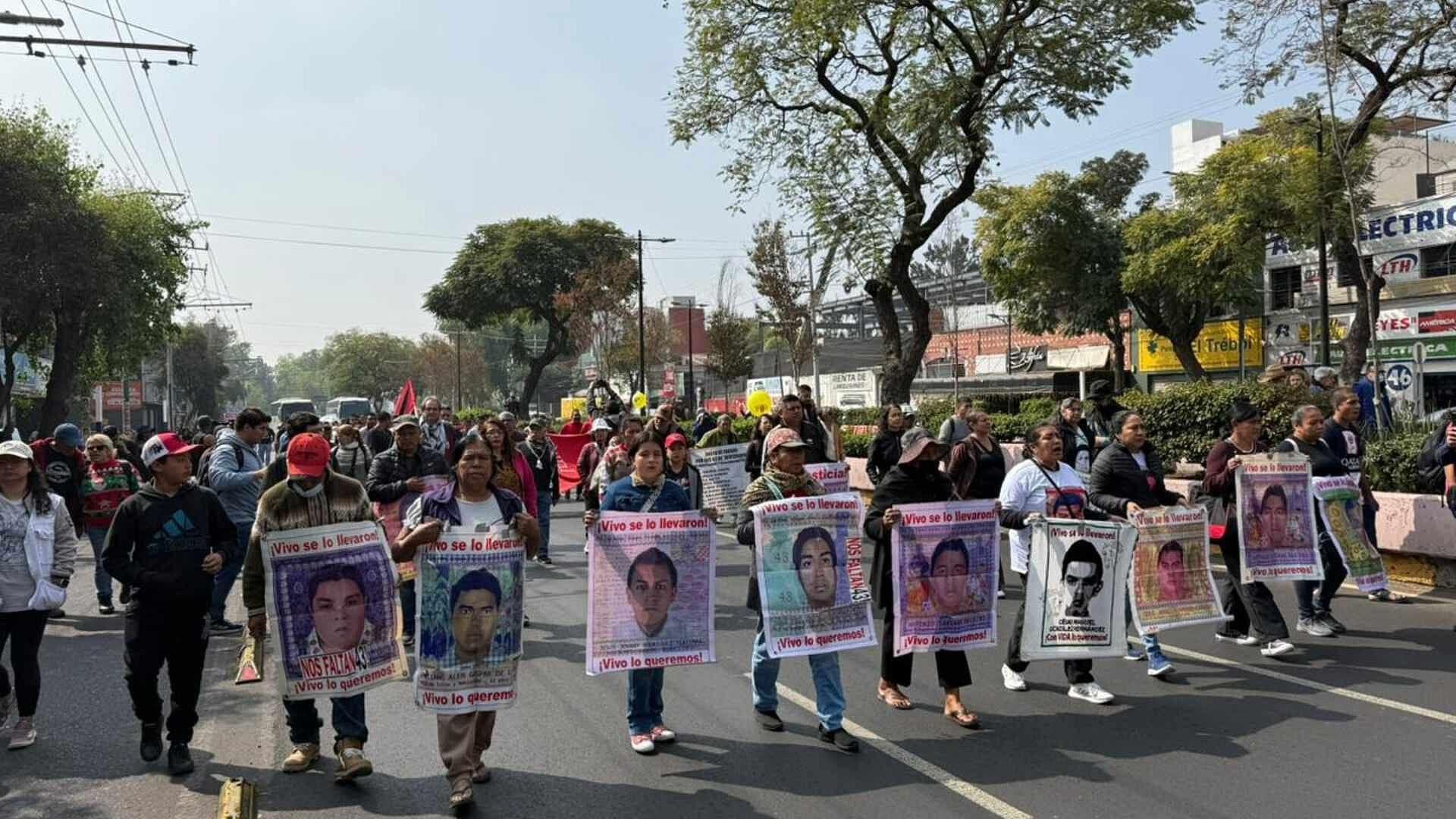 Inicia Caminata de Normalistas de Ayotzinapa con Rumbo a la Basílica de Guadalupe por los 43 Desaparecidos