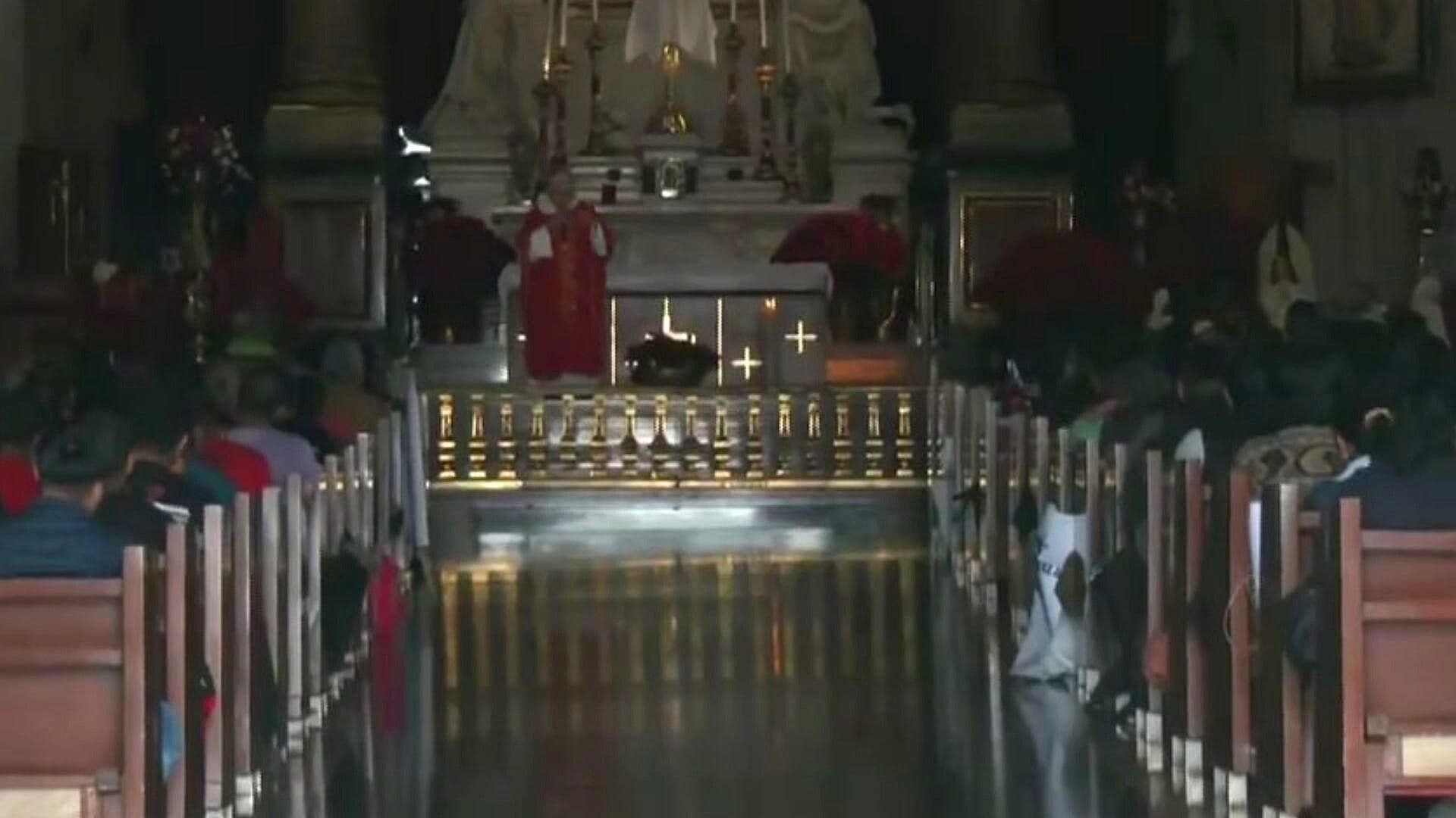 Familiares de los 43 Desaparecidos de Ayotzinapa Asisten a Misa en la Basílica de Guadalupe