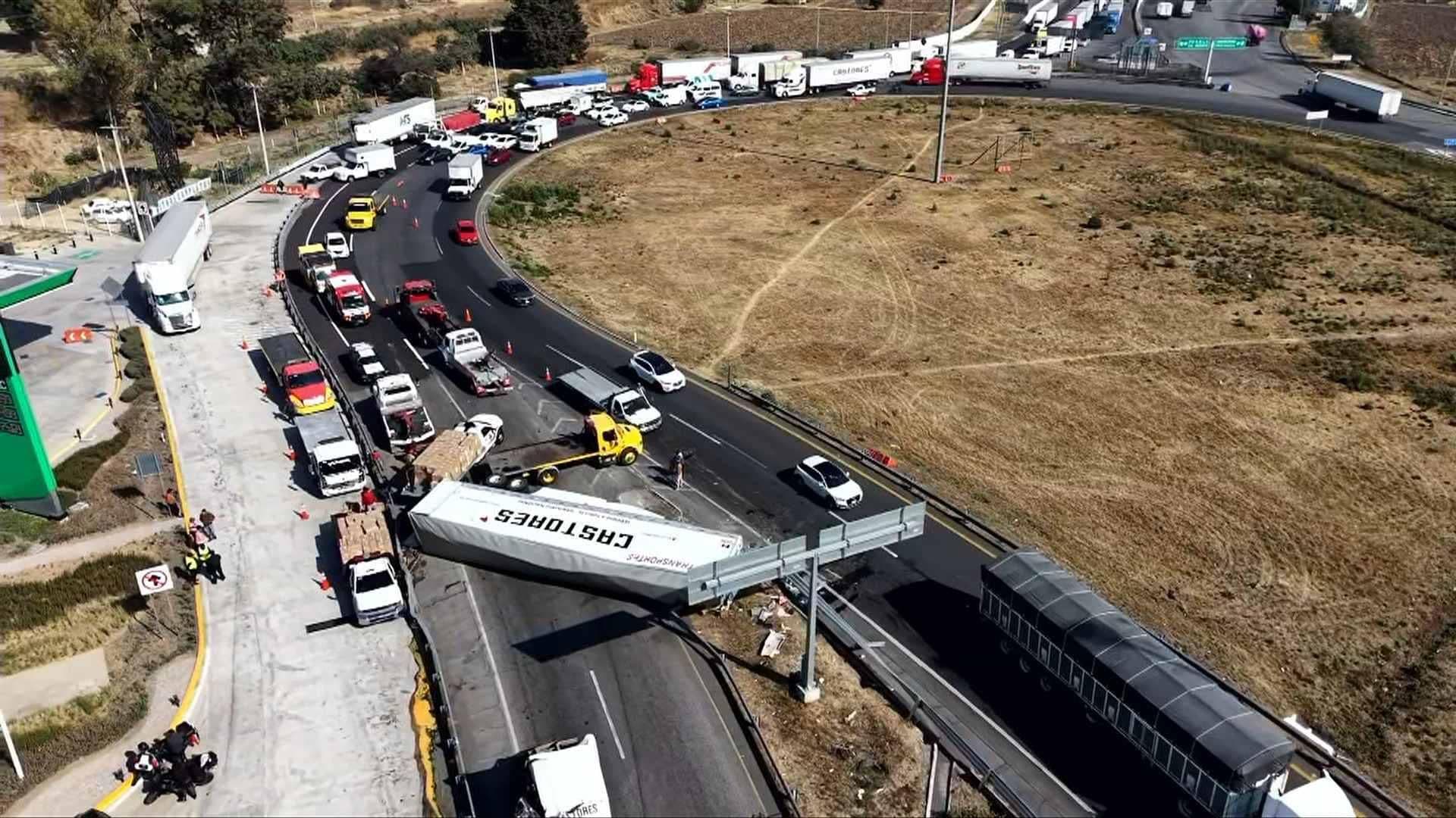 Tráiler a Exceso de Velocidad Vuelca en el Circuito Exterior Mexiquense en Ixtapaluca, Edomex