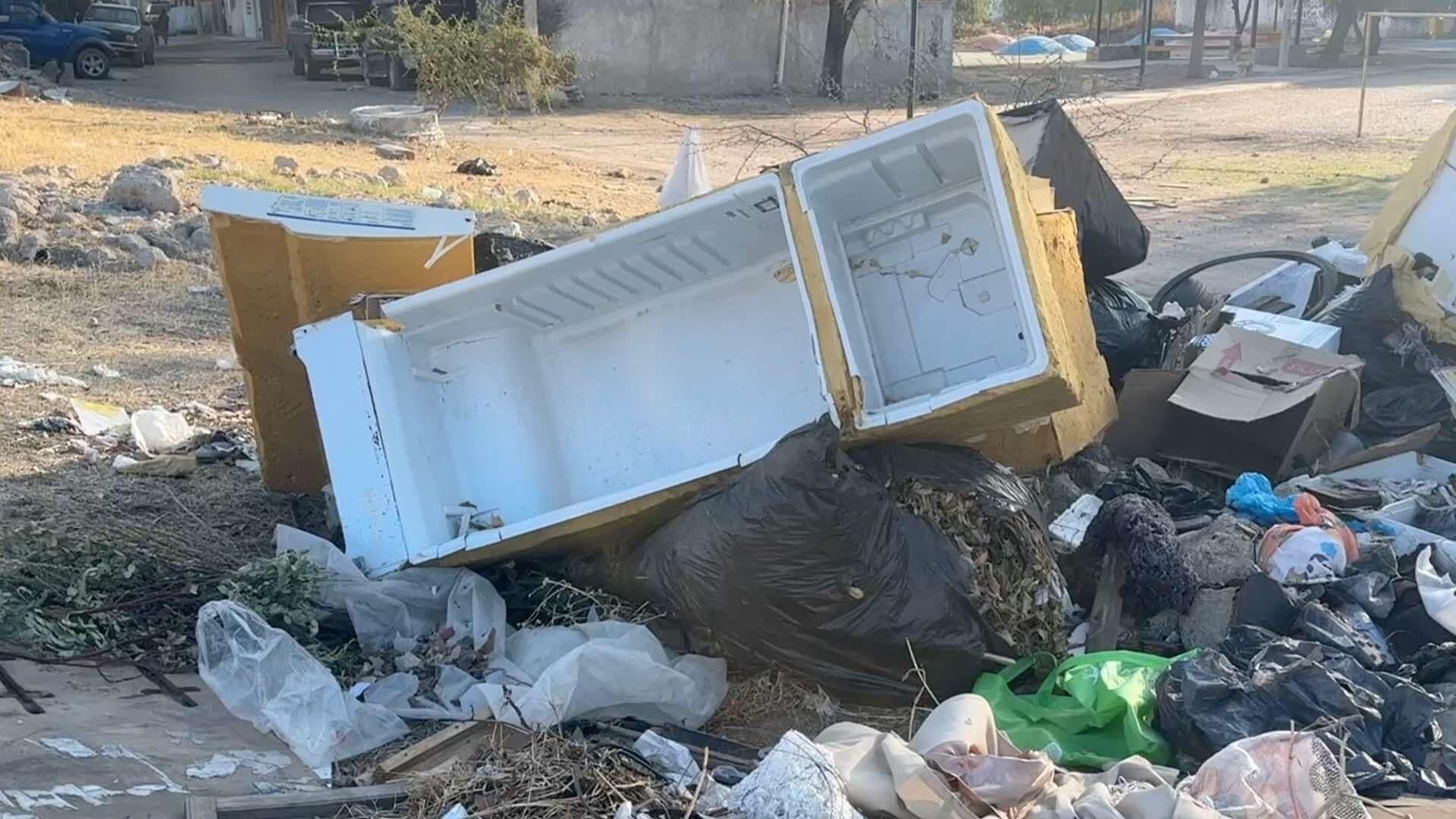 Tiran Hasta Refrigeradores en el Malecón del Río en León