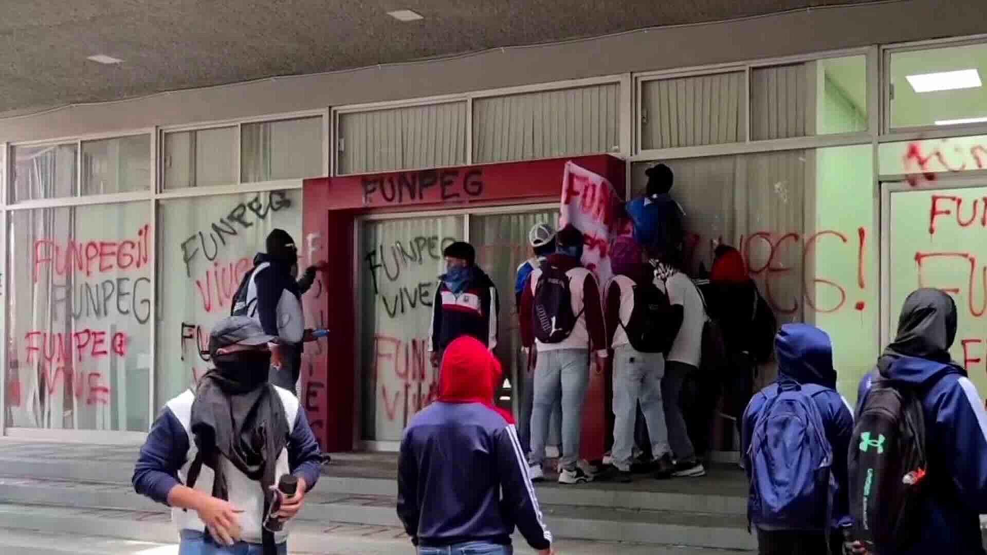 Normalistas Vandalizaron Oficinas de Secretaría de Finanzas en Chilpancingo para Exigir Material