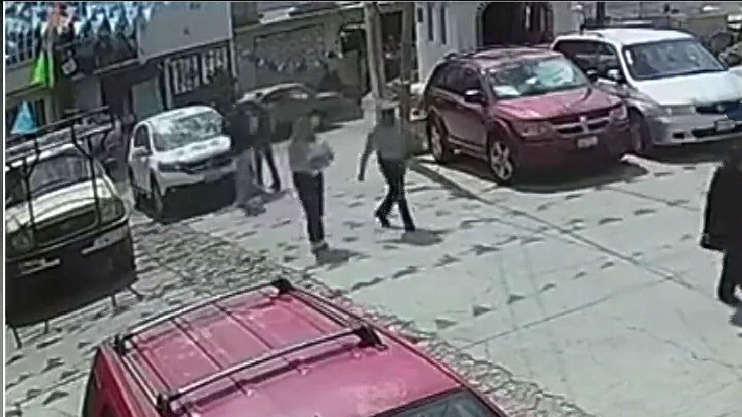 Captan Momento en que Tres Sujetos Roban Camioneta de Carga en Atlacomulco, Edomex