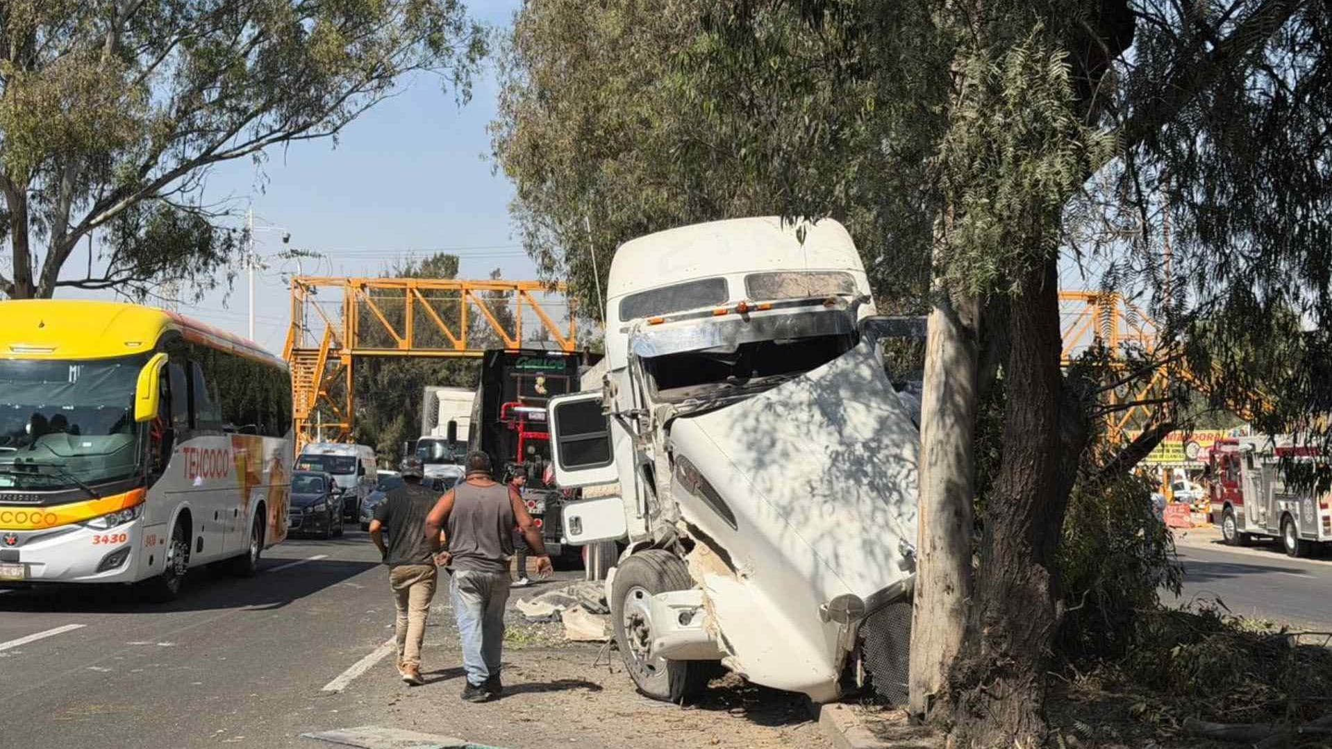 Choque Múltiple en Lechería-Texcoco: Combi Cierra el Paso a Tráiler e Impacta a 2 Vehículos