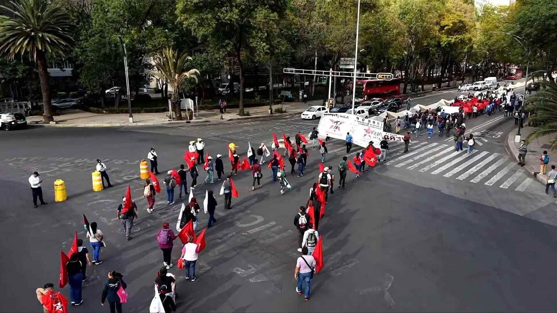 Marcha por Ayotzinapa Hoy: Normalistas Realizan Protesta en Paseo de la Reforma CDMX