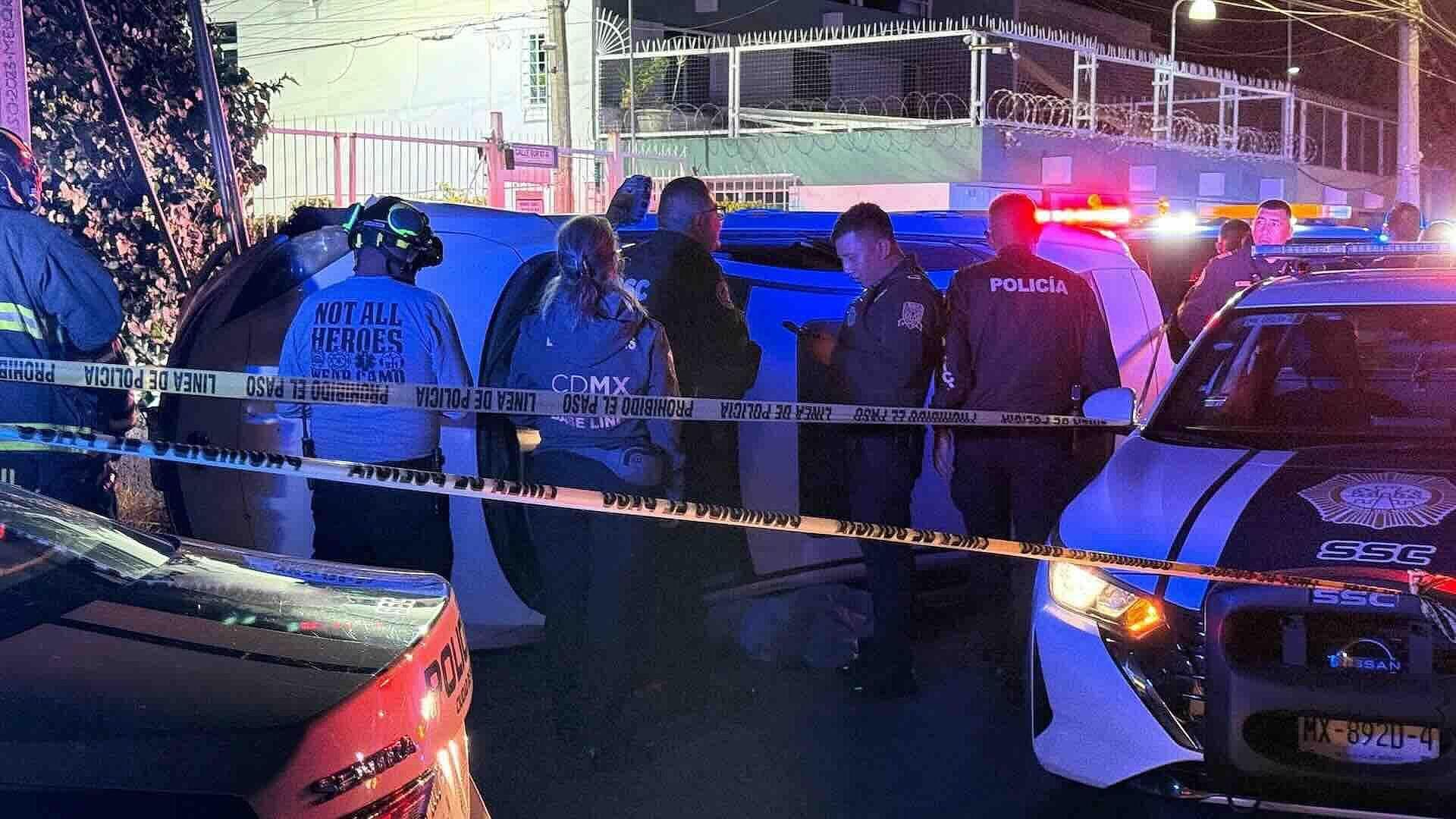 Hombre Muere Tras Chocar y Volcar en la Lateral de Río Churubusco en Iztapalapa