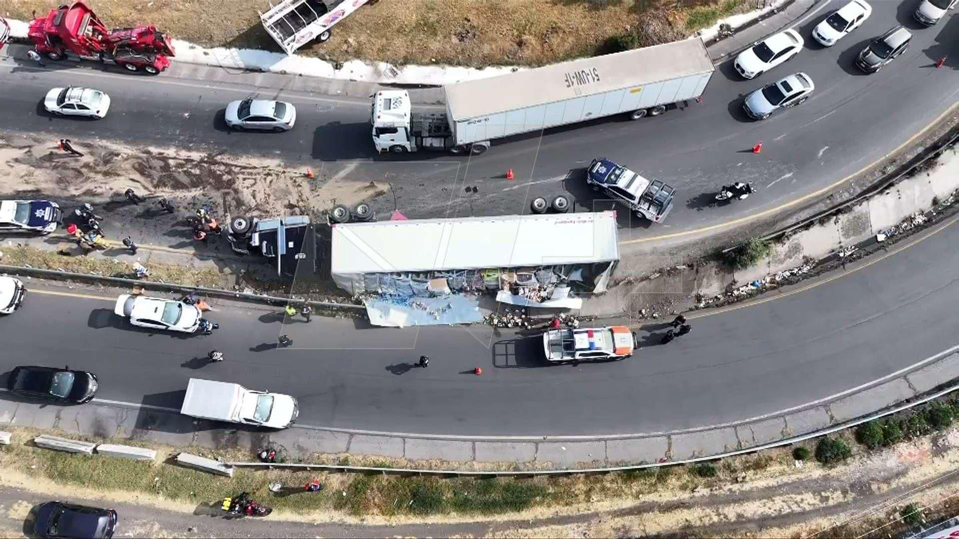 Tráiler Vuelca en el Circuito Exterior Mexiquense; Provoca Caos por 7 Horas