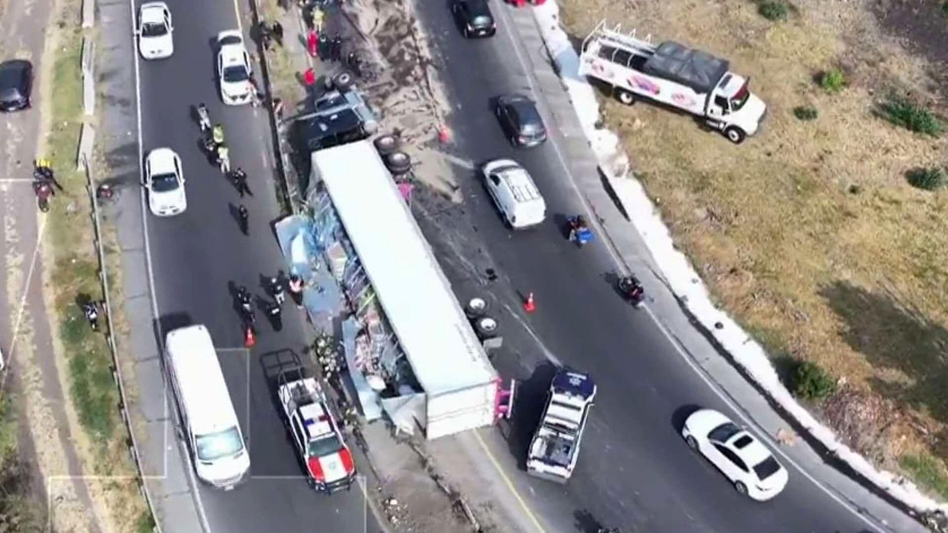 Vuelca Tráiler en Carretera Lechería-Texcoco; Así se Ve Desde el Aire la Afectación Vial