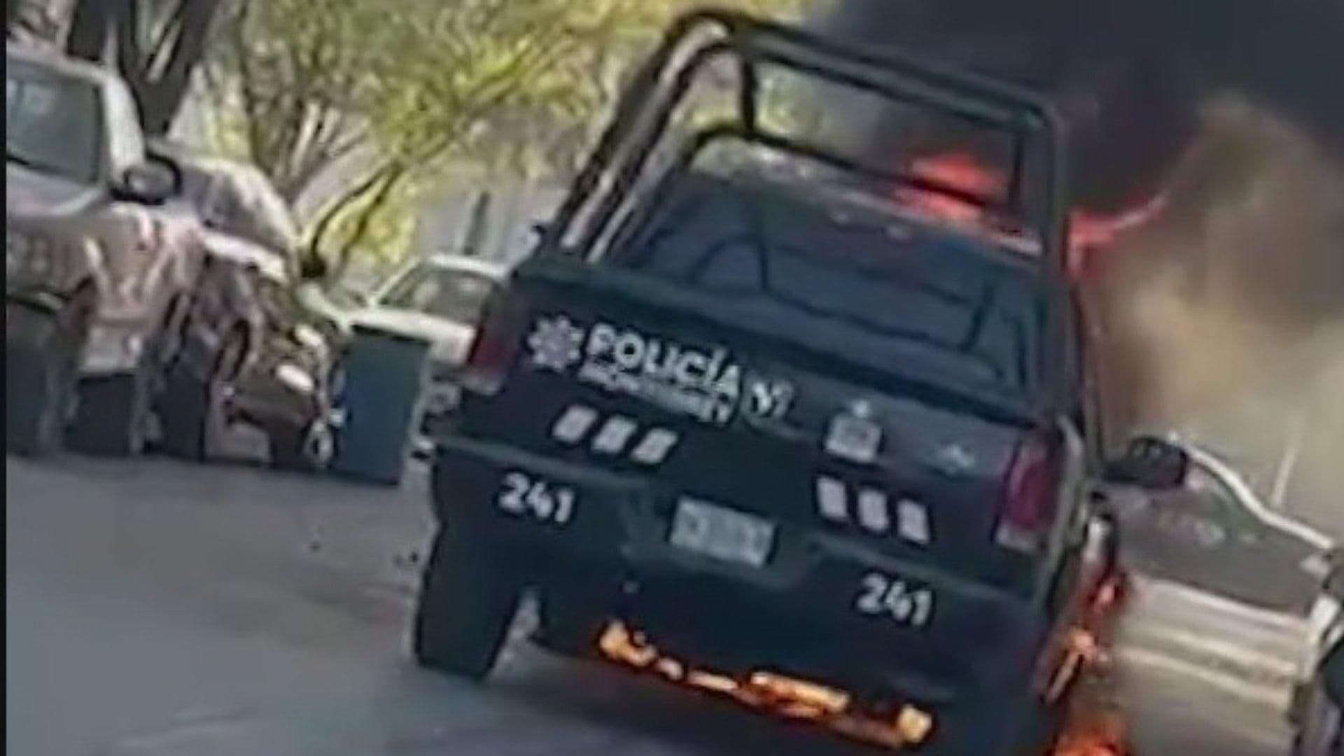 Se Incendia Patrulla de Policía de Monterrey en Colonia Juventino Rosas