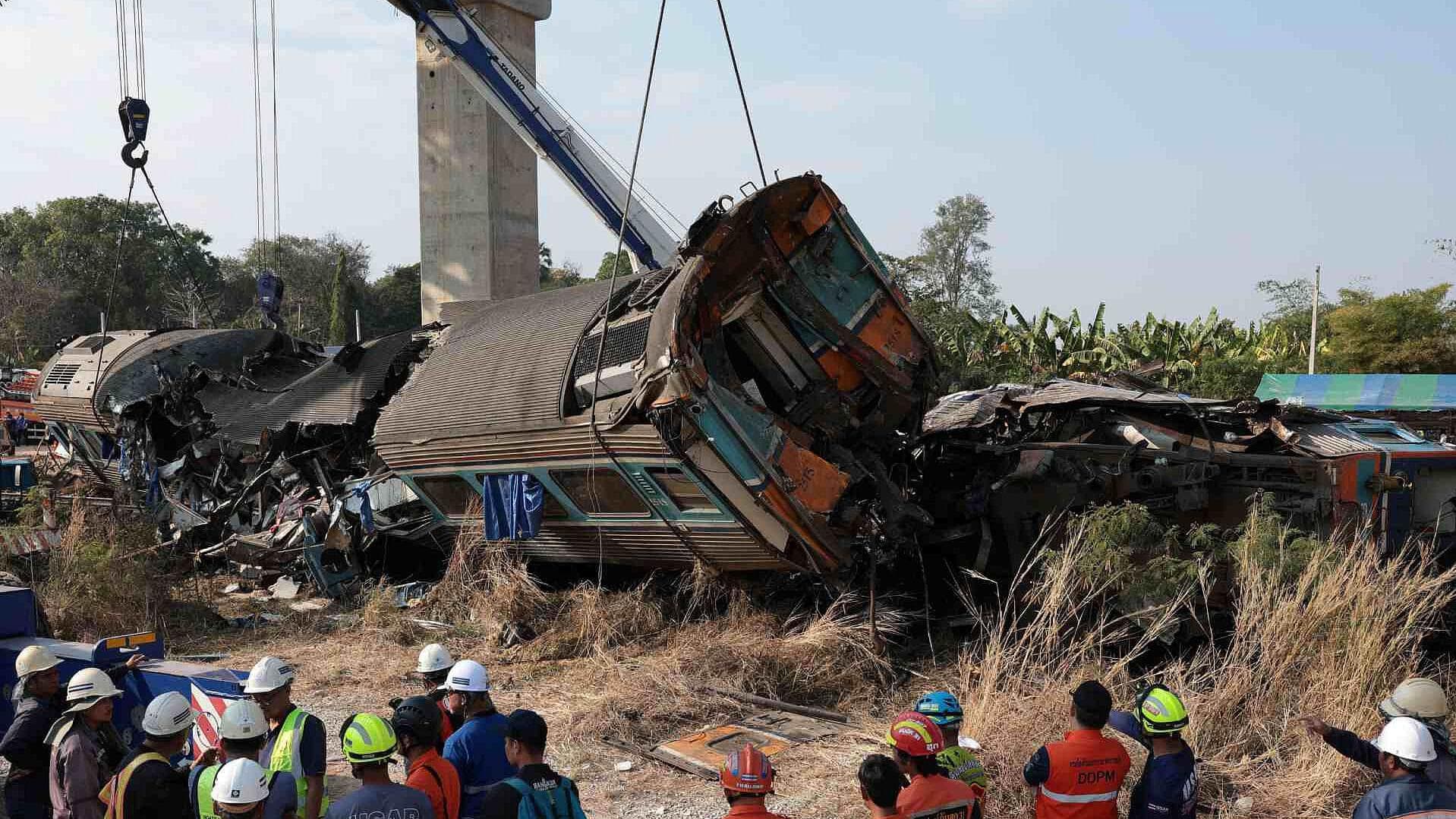 Grúa Colapsa sobre Tren en Tailandia; Hay 32 Muertos y Varios Heridos