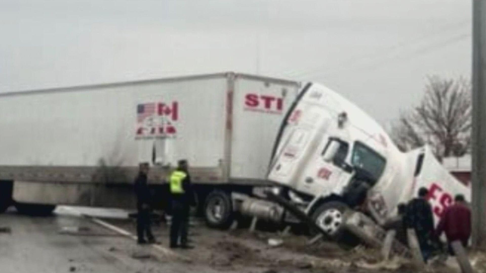 Vuelca Tráiler y Mata a Trabajador de Auxilio Vial en la Carretera 57 en Galeana, Nuevo León
