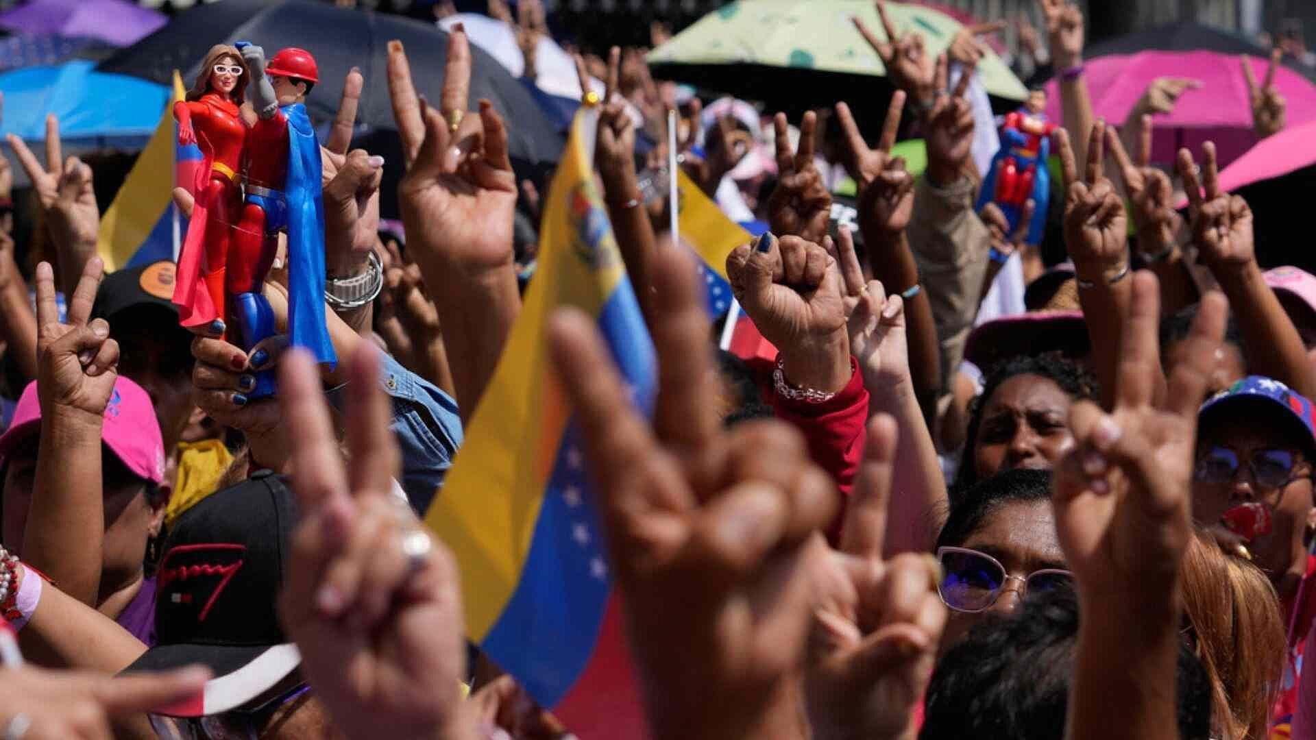 Marchan en Caracas, Venezuela, en Apoyo a Nicolás Maduro y Su Esposa, Cilia Flores