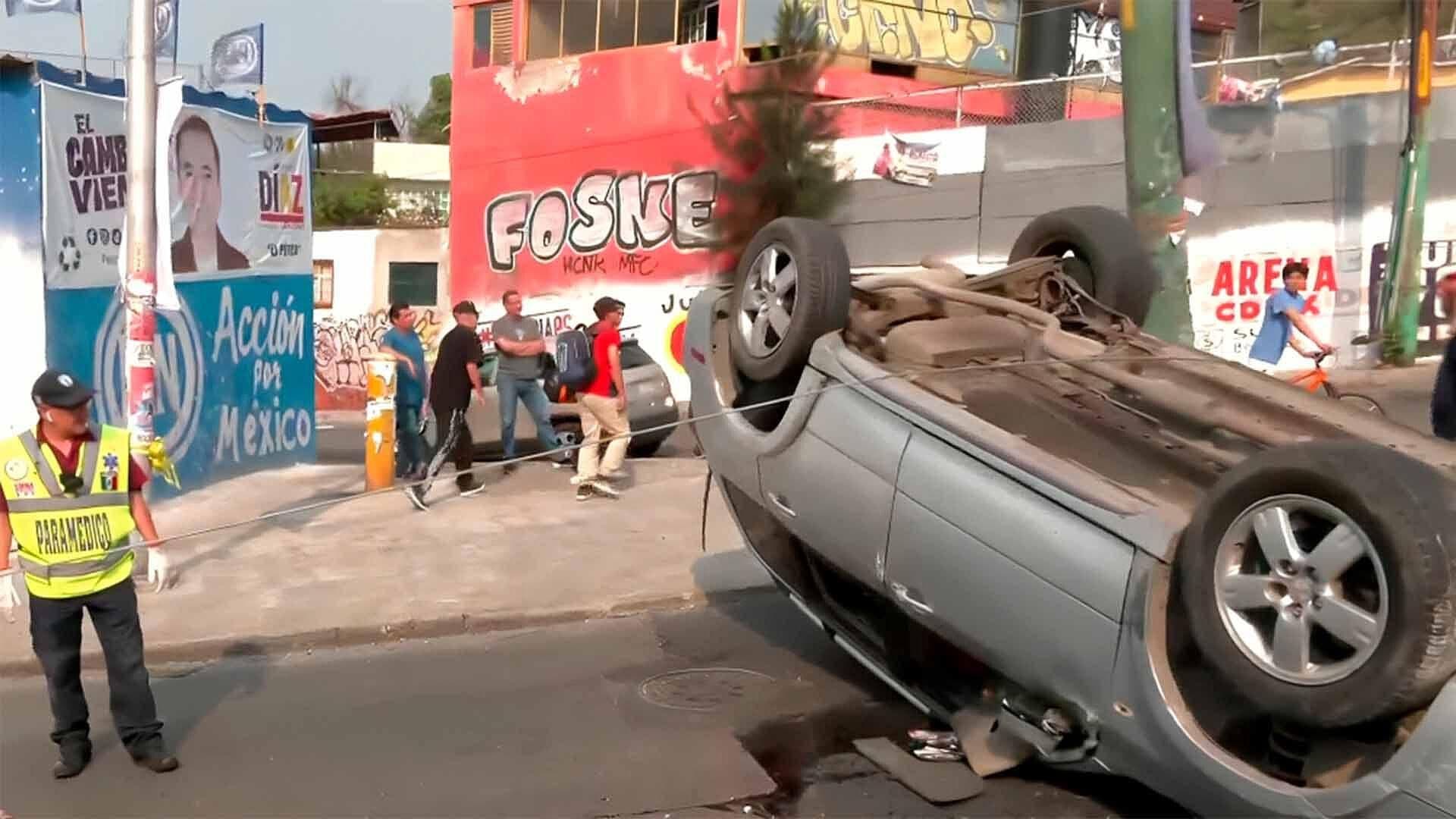 Vuelca Auto en Carriles Laterales de Circuito Interior, a la Altura de Peñón de los Baños