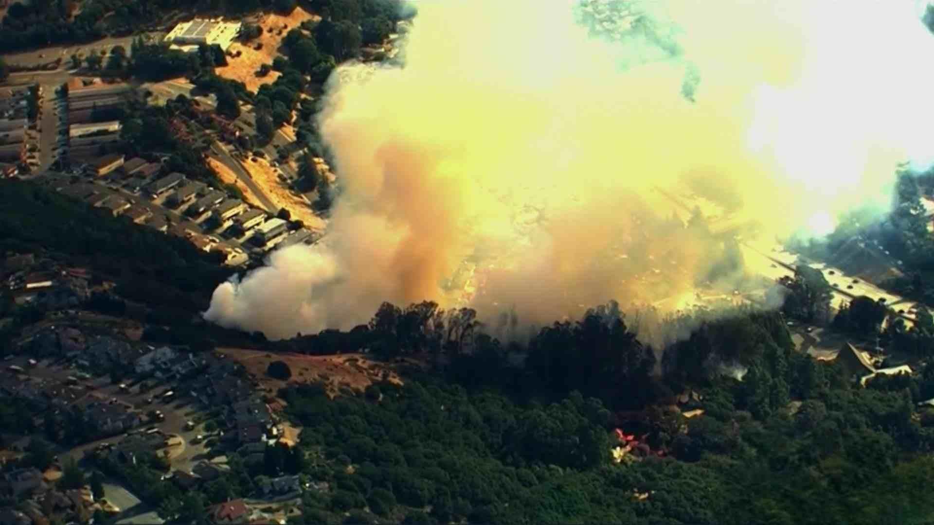 Fuerte Incendio Forestal Se Registra en Oakland, California