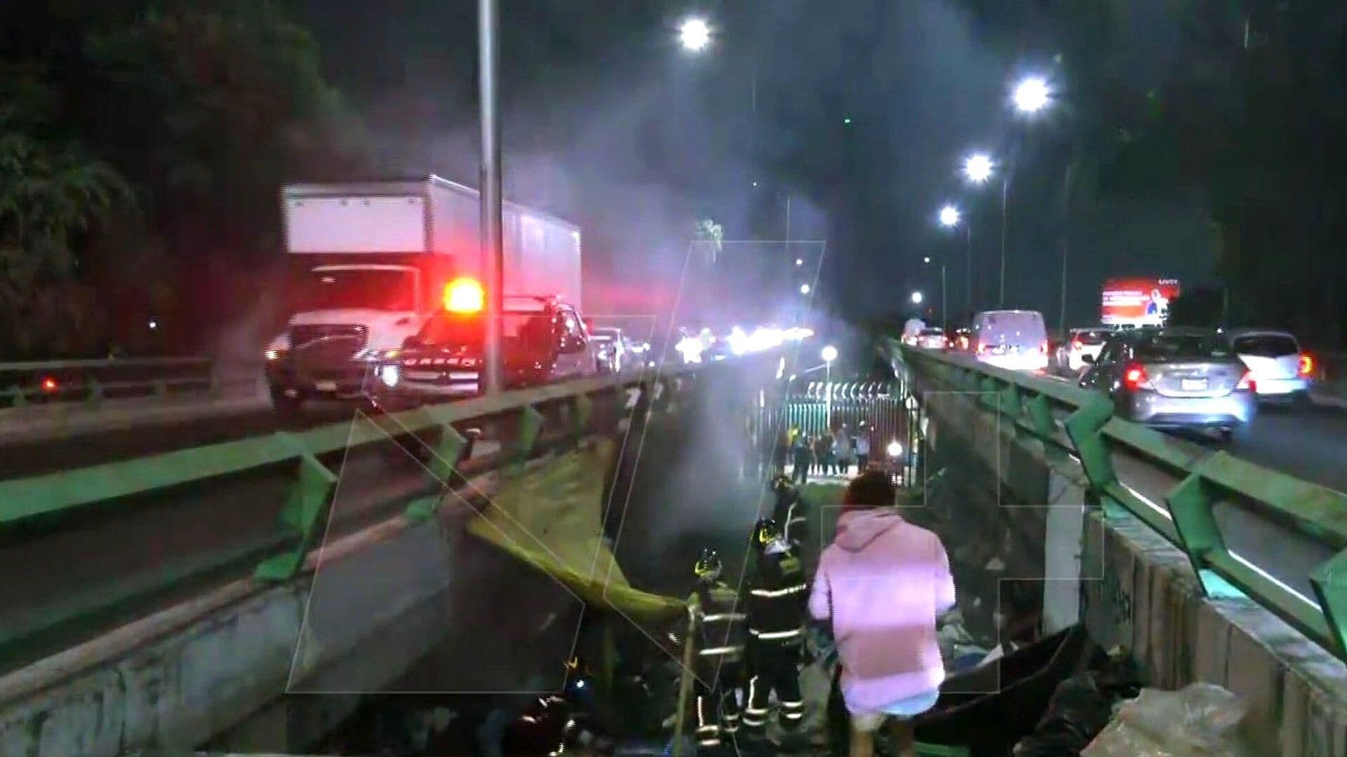 Bomberos Combaten Incendio en 'Casa' de Puente y Camellón de Viaducto-Tlalpan, CDMX