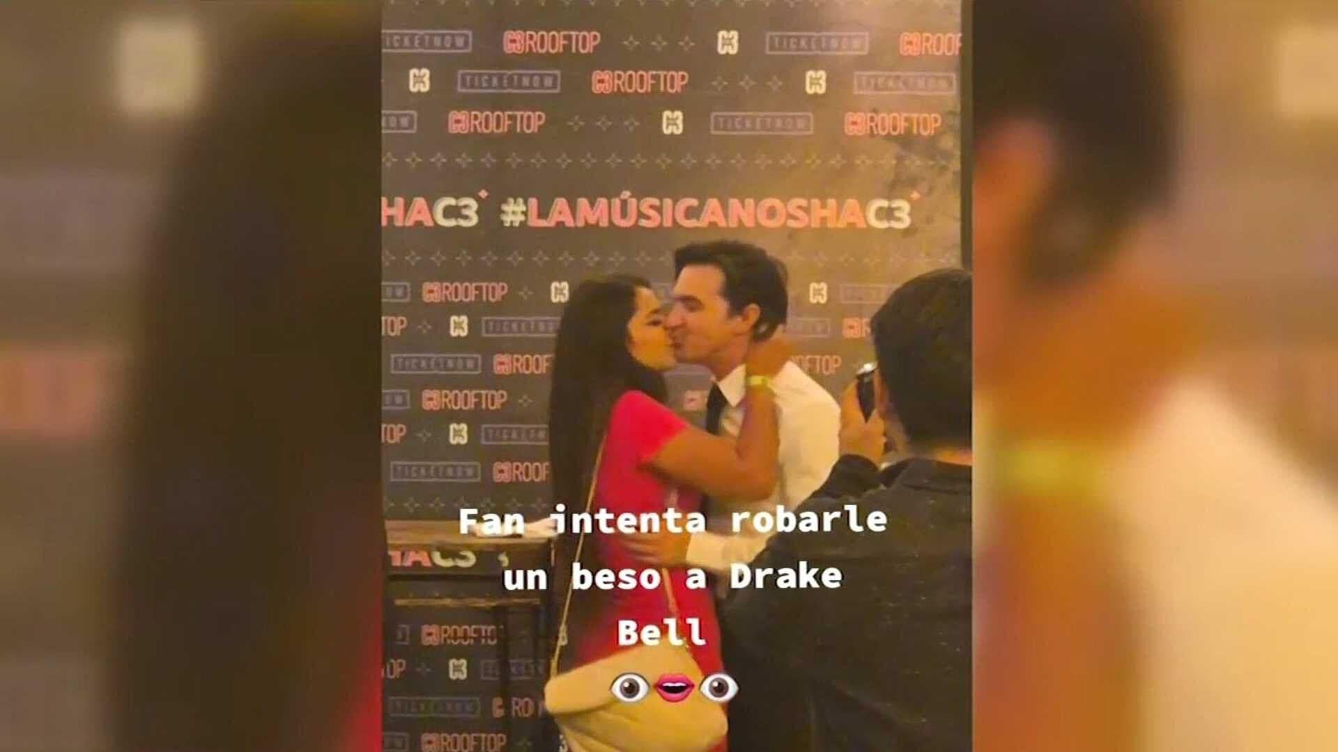 Fan le Roba un ‘Piquito’ a Drake Bell y Se Desata la Polémica (VIDEO)