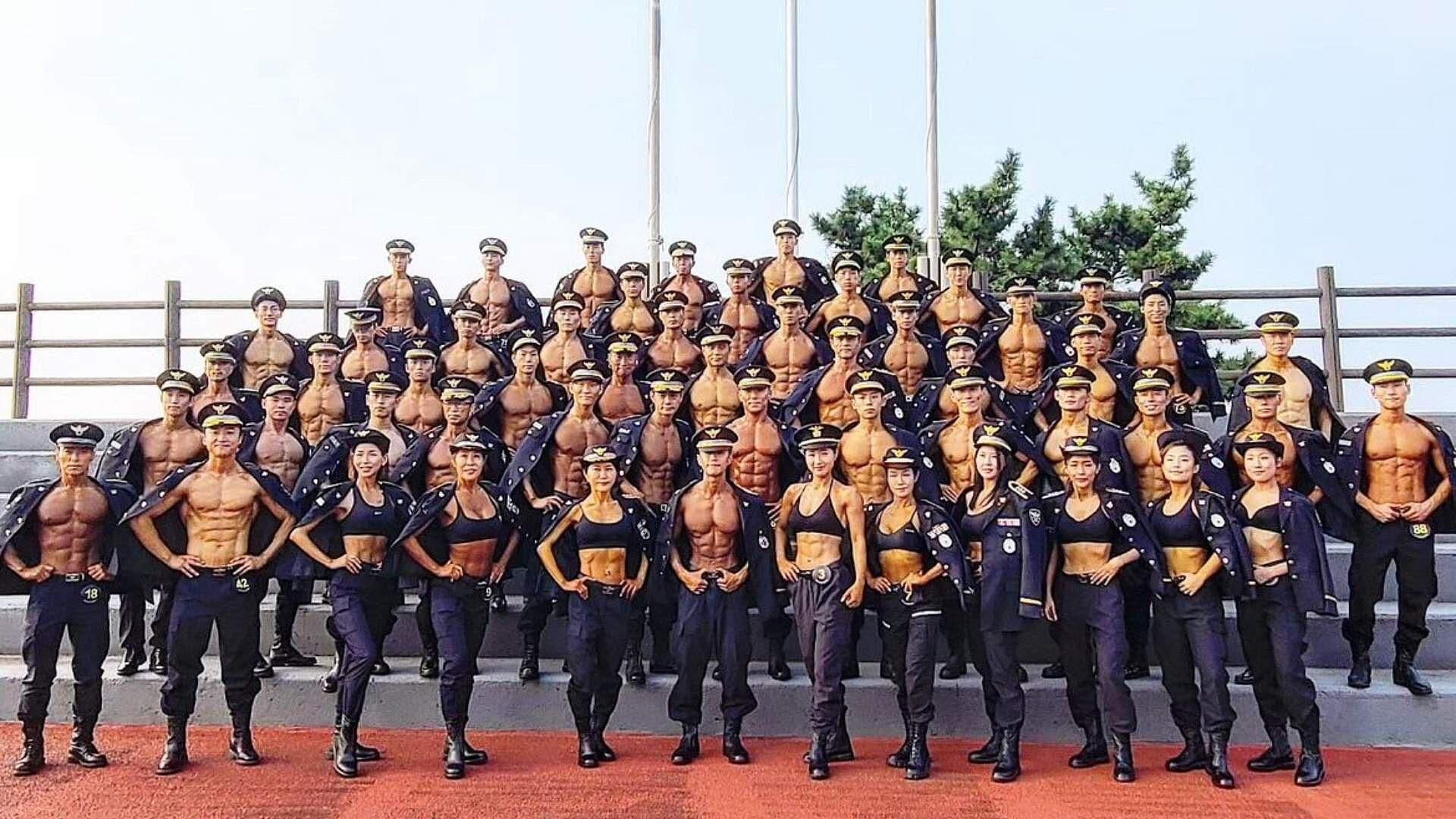 Policías Coreanos Realizan Calendario a Beneficio de Niños