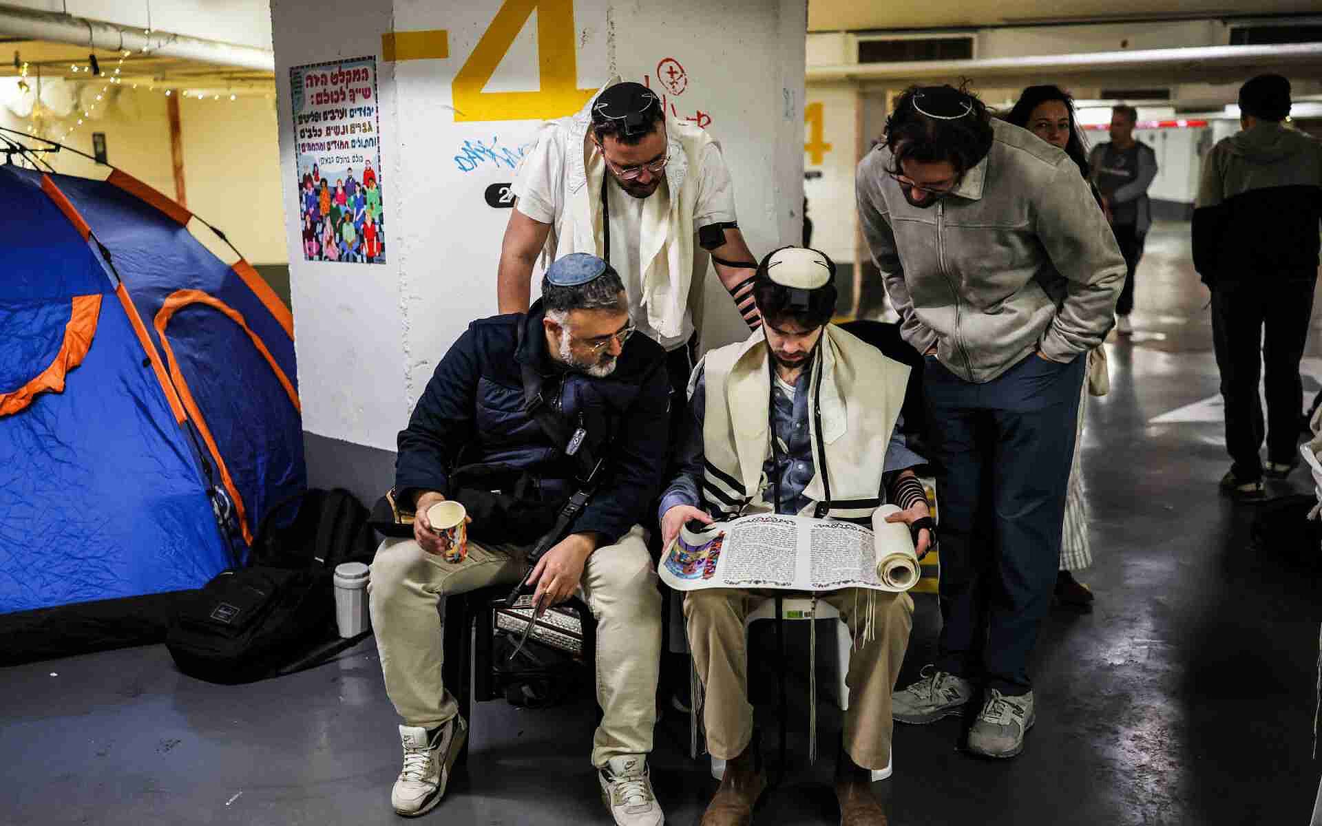 Habitantes de Tel Aviv Oran en Estacionamiento en Medio de Conflicto con Irán