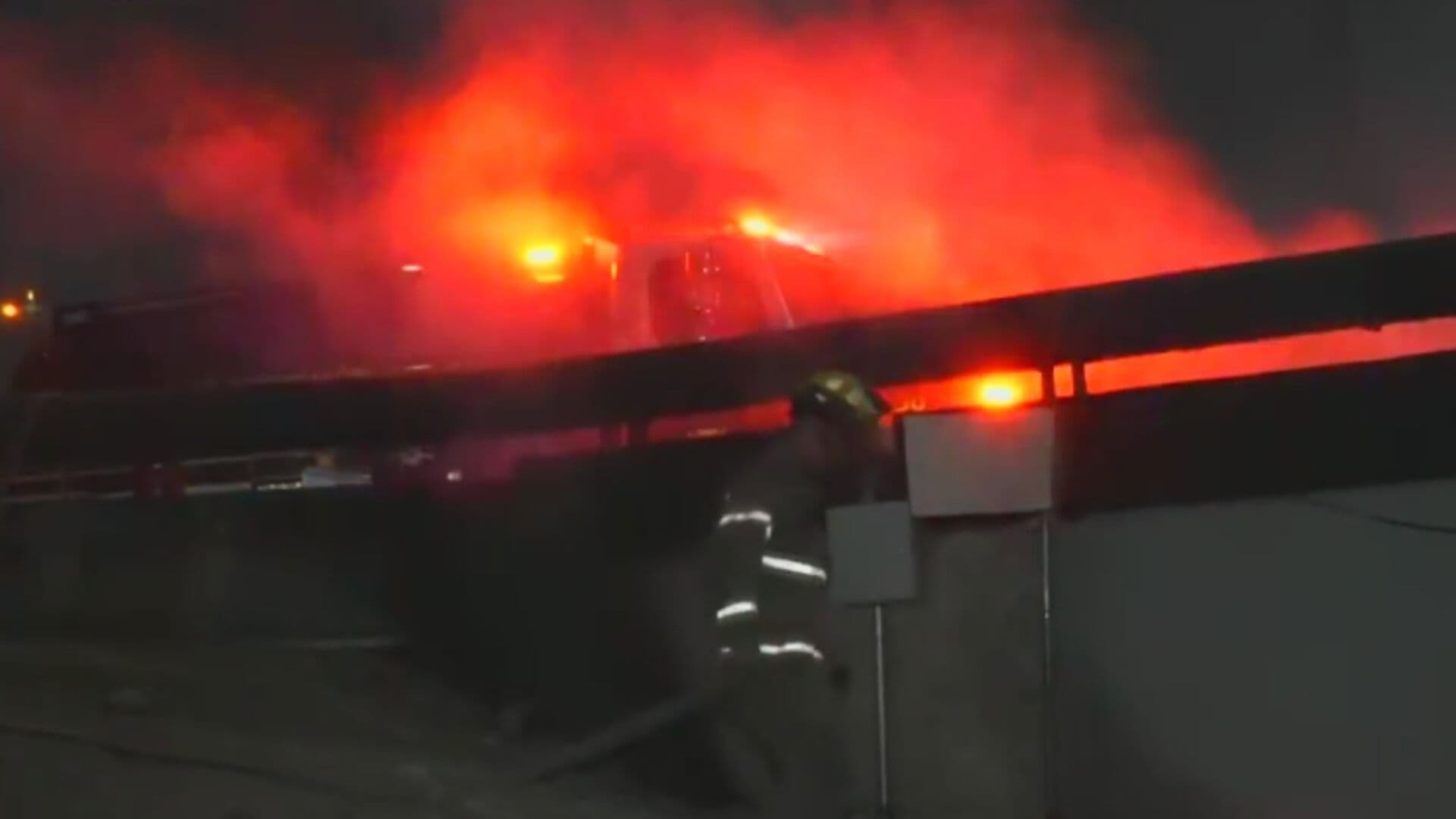 Moviliza Incendio de Maleza en Lecho del Río Santa Catarina en Monterrey