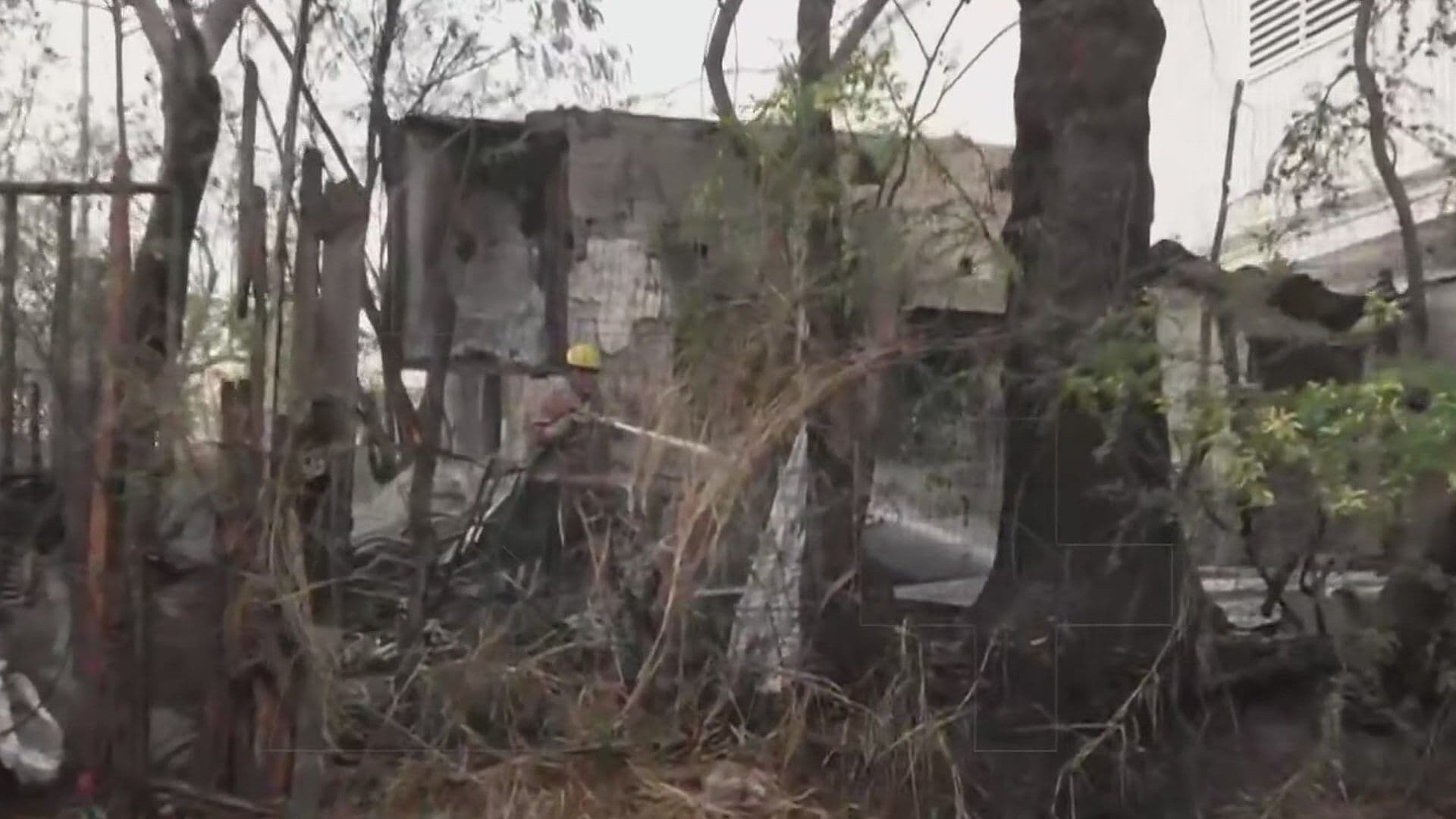 Consume Incendio a Tejaban; Moviliza a Bomberos en Colonia Cerro de la Silla en Guadalupe