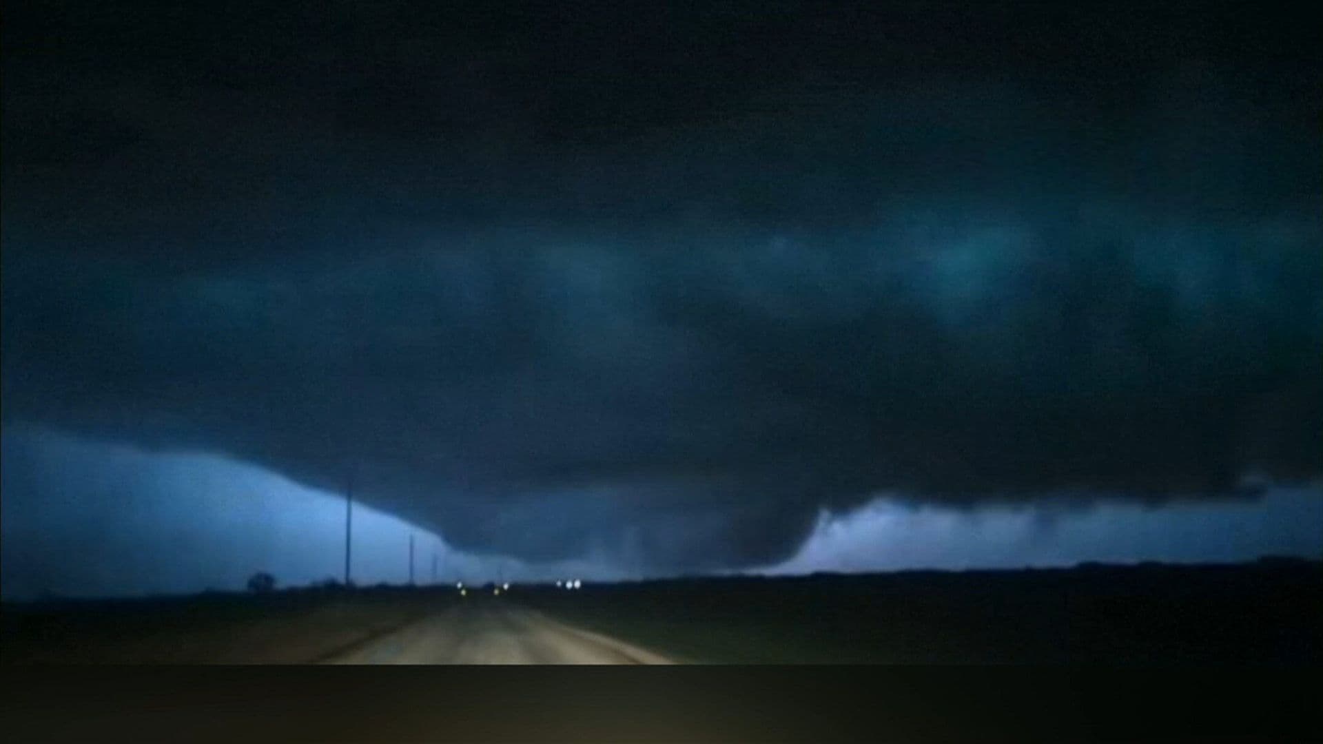 VIDEO: Cazadores de Tormentas Captan el Poder de los Tornados en Michigan y Oklahoma