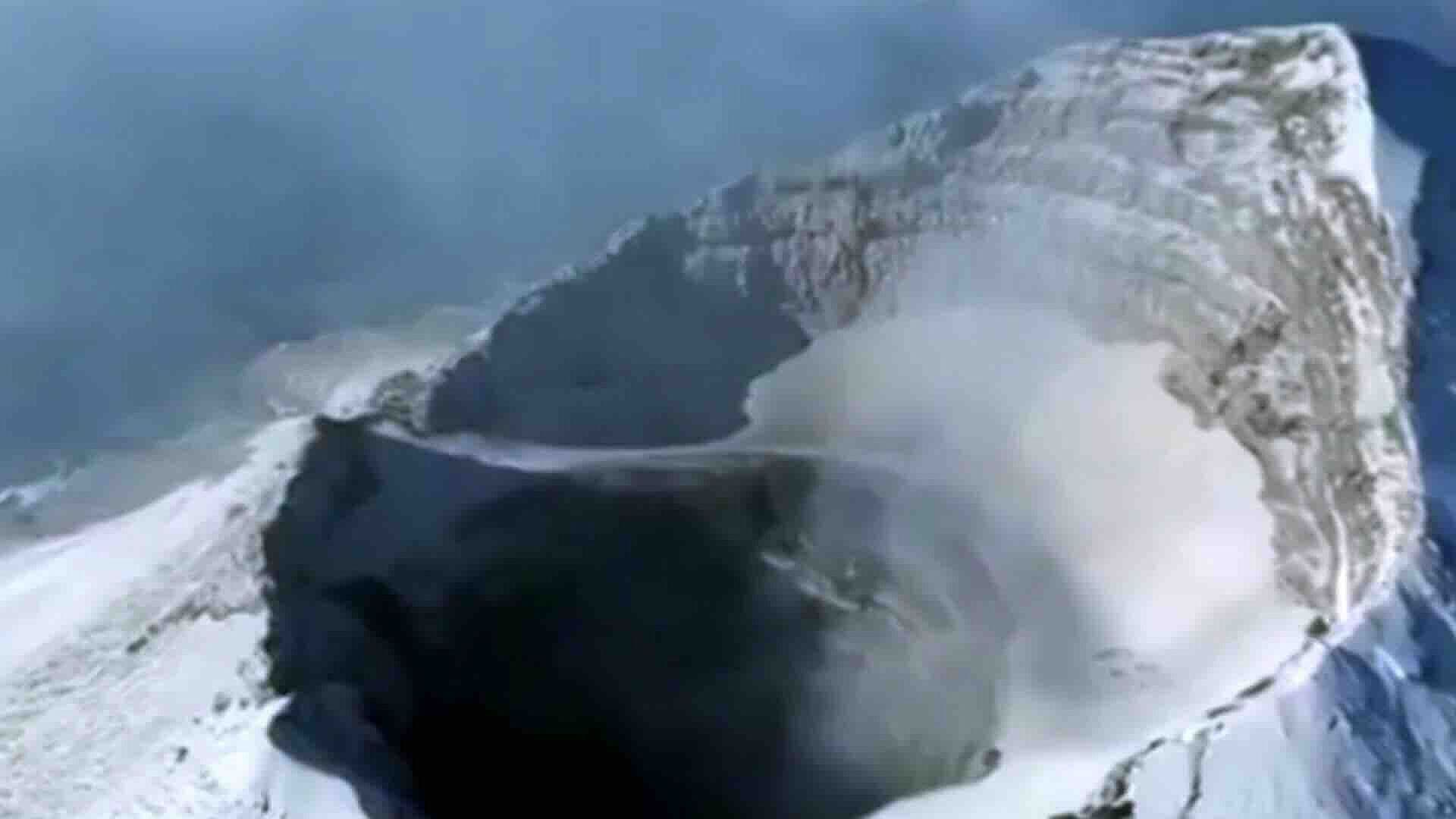 Realizan Sobrevuelo al Volcán Popocatépetl para Evaluar Condiciones del Cráter