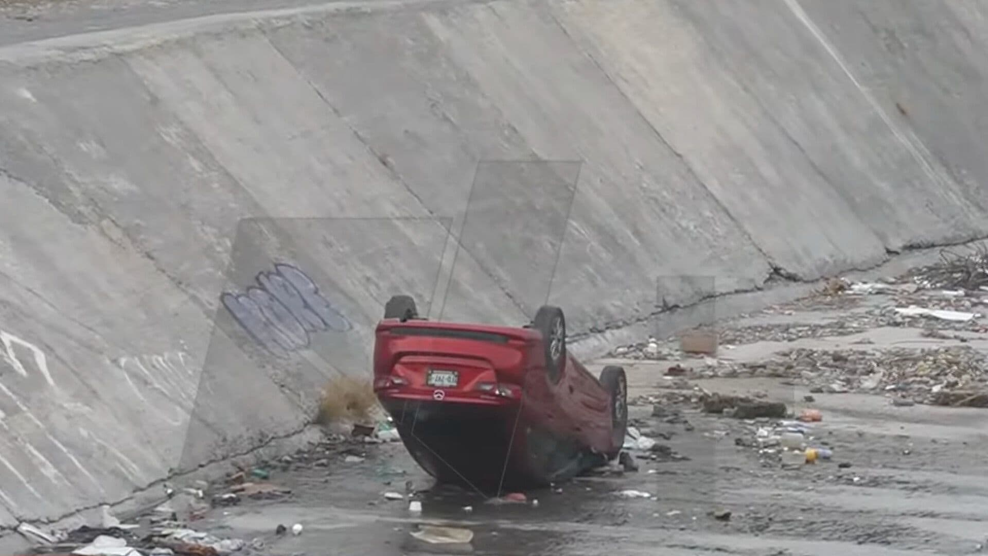 Conductor Vuelca Auto en Arroyo en Santa Catarina, Nuevo León