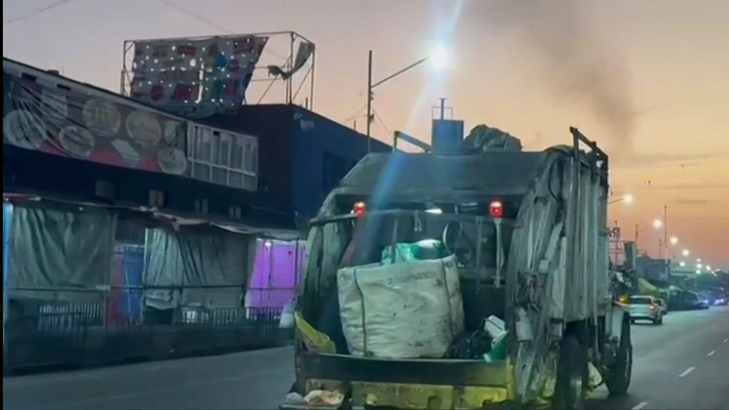 Camión de Basura Circula sin Restricción en Plena Contingencia Ambiental, en la Zona de Tepito
