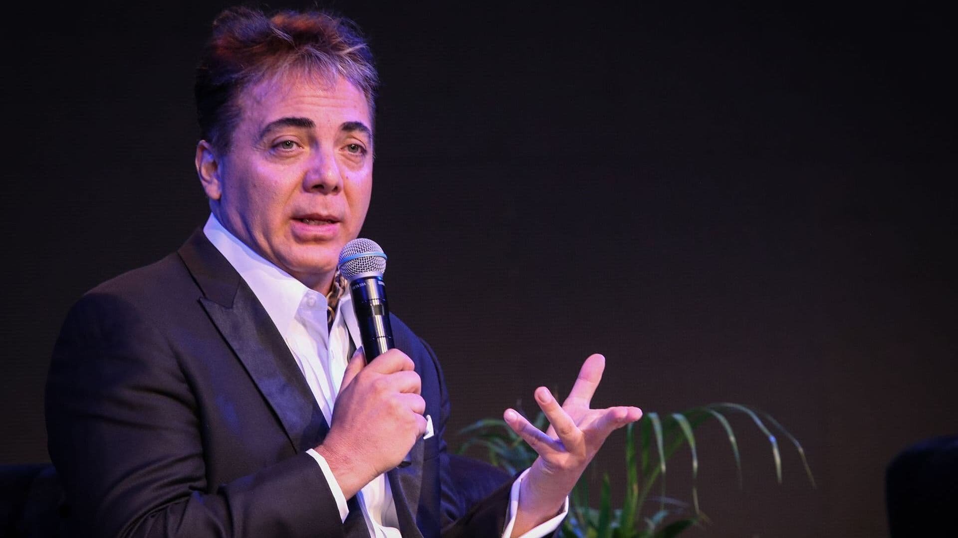 Cristian Castro Ofrece Concierto en el Auditorio Nacional y Detiene Show para Firmar un Plátano