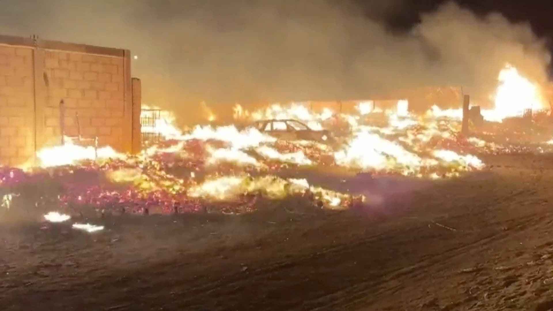 Incendio de Tarimera Arrasa con Tres Viviendas en Ciudad Juárez