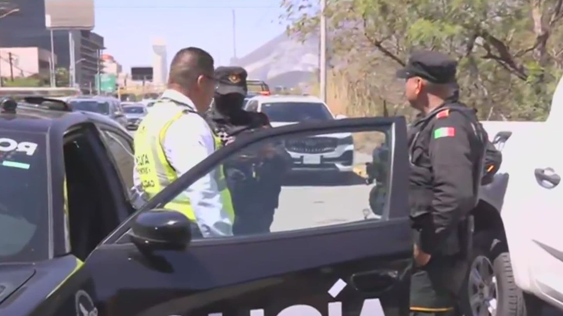 Llega Fuerza Civil a Reabrir y Agentes de Monterrey a Cerrar Carril Exprés de Morones Prieto
