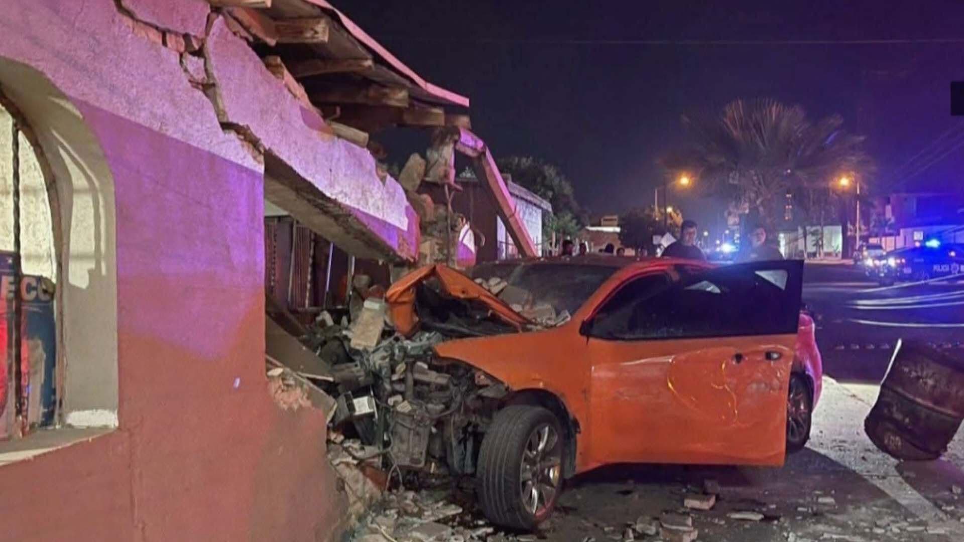 Vehículo Derriba Poste de Luz e Impacta una Casa en San Luis Río Colorado