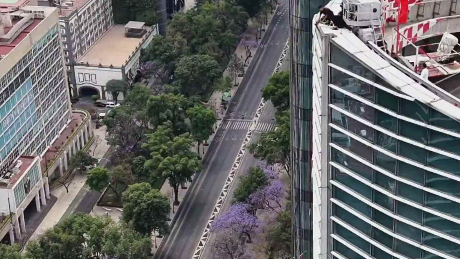 Trabajador Quedó Colgado a 150 Metros de Altura en Rascacielos de Reforma; Así Fue Rescate