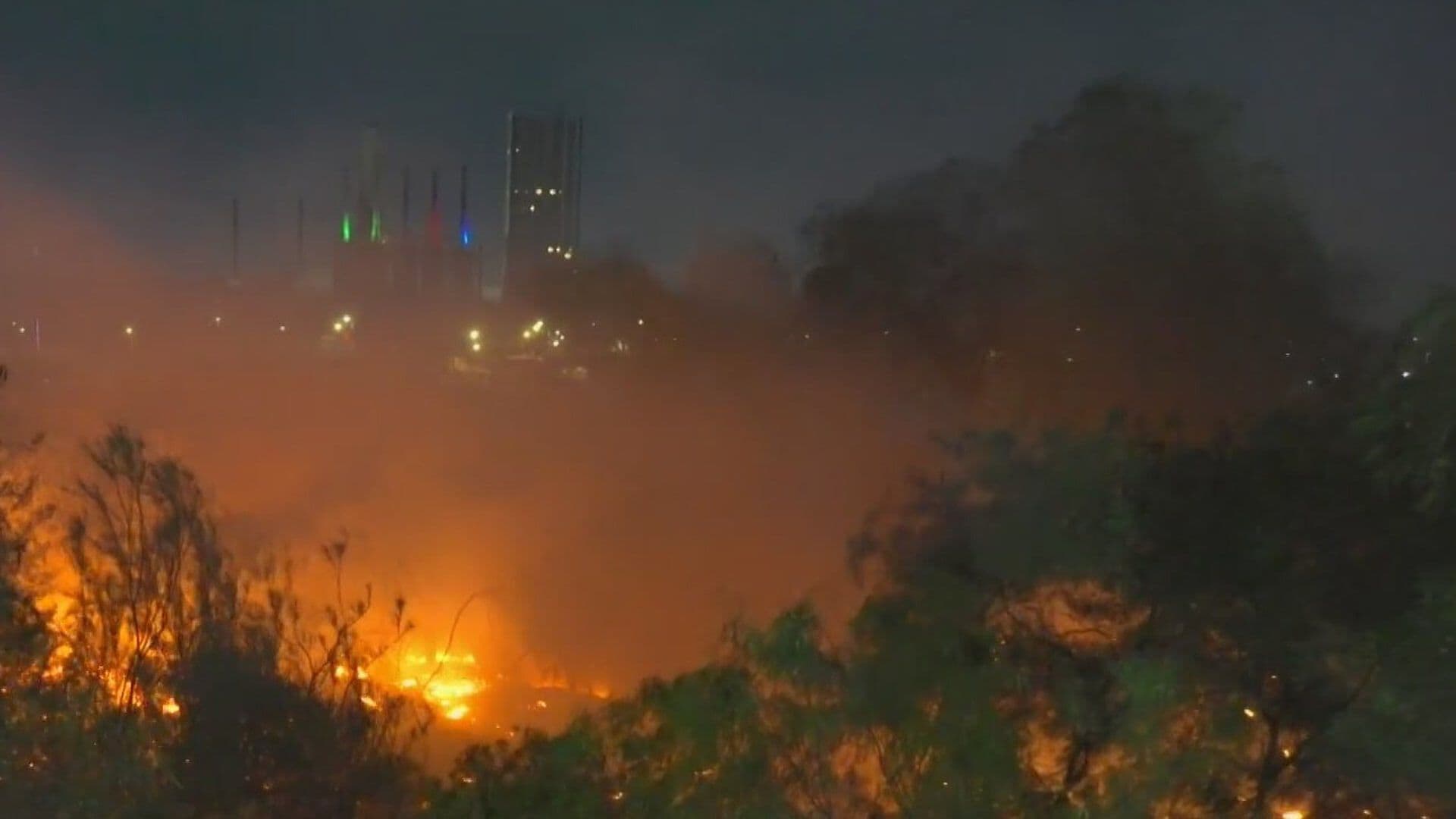 Arde Río Santa Catarina Av. Morones Prieto en Monterrey