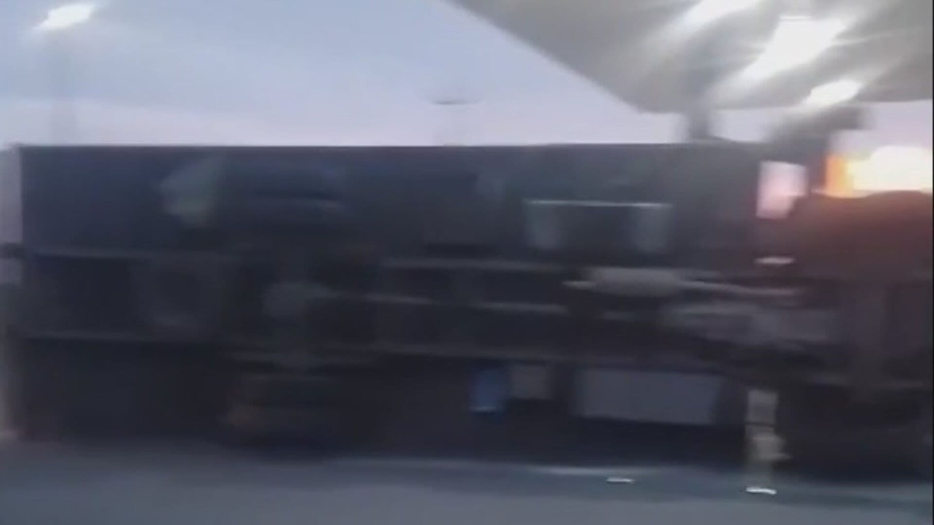 Vuelca Camión en Gasolinera; No Hay Heridos en Autopista a Laredo