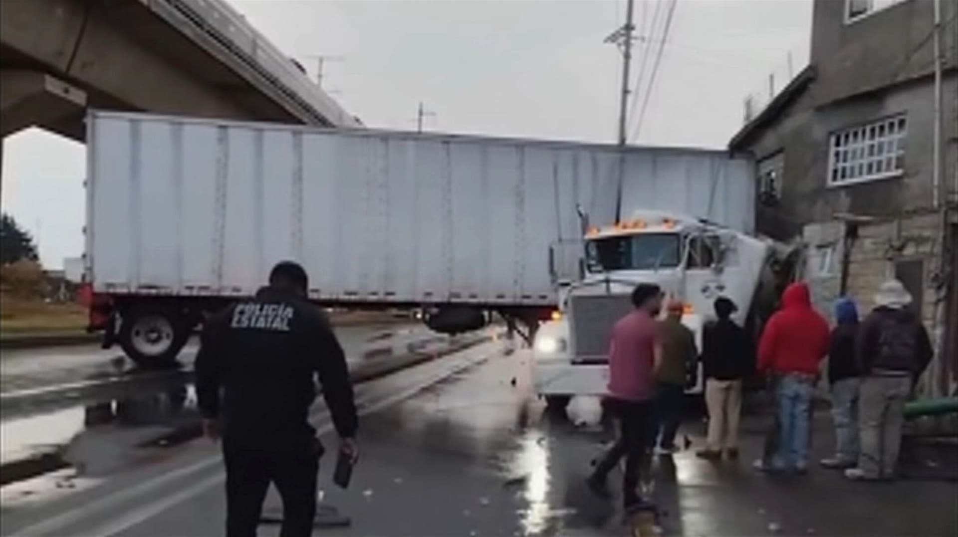 Tráiler Choca contra Vivienda y Derriba Poste en el Cruce de Las Torres y Reyes Heroles, Toluca